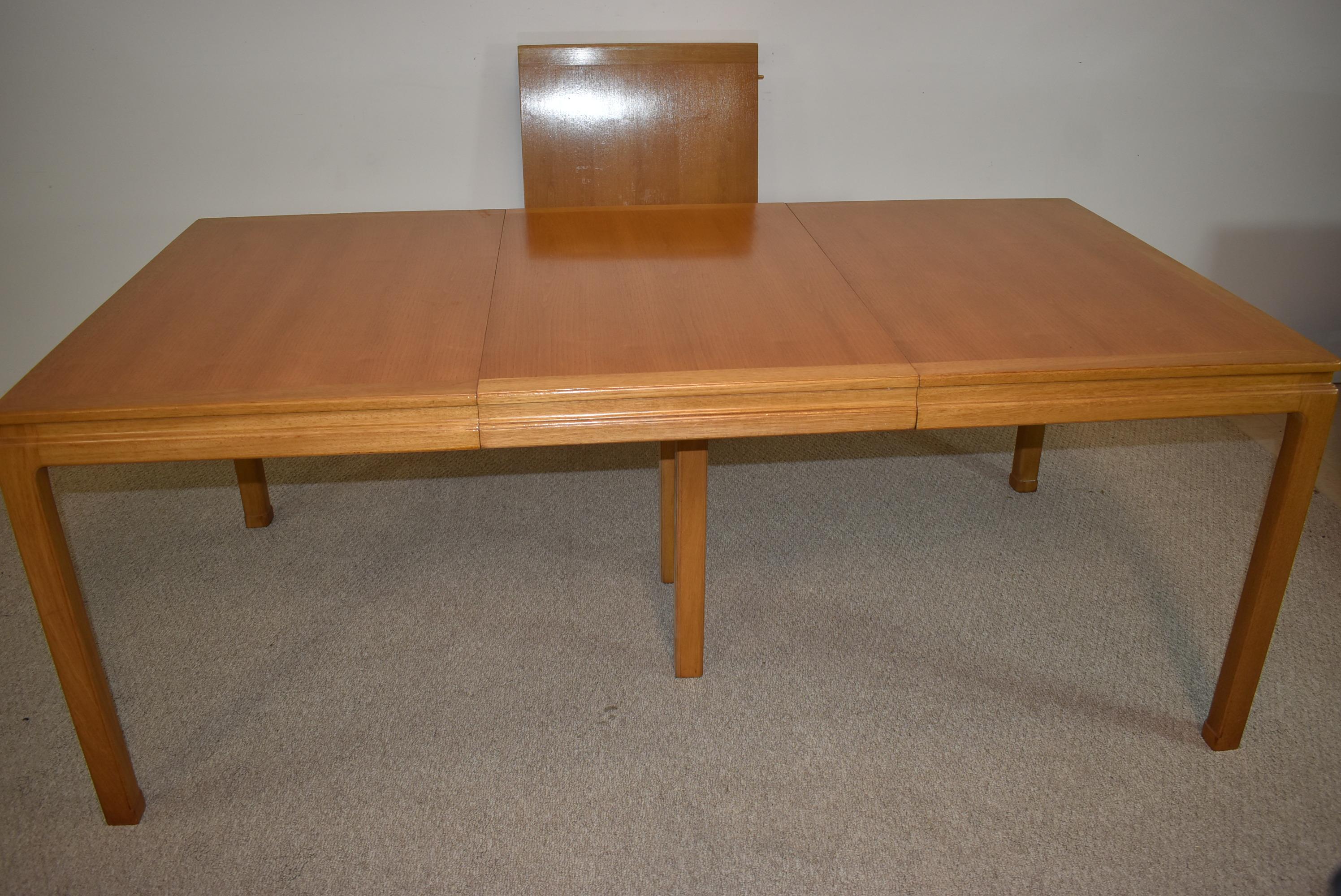 Mahogany Dining Table with Two Leaves by Edward Wormley for Dunbar In Good Condition For Sale In Toledo, OH