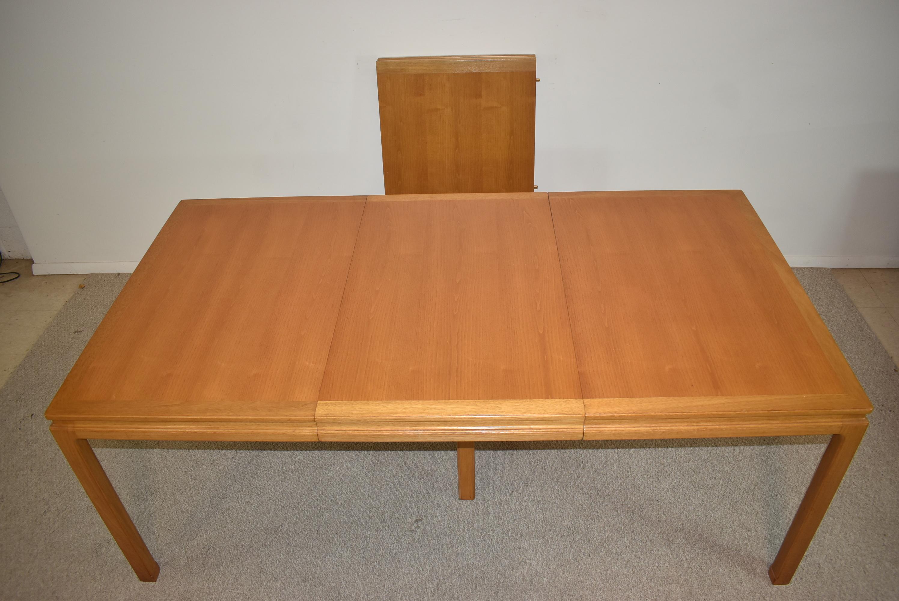20ième siècle Table de salle à manger en acajou avec deux rallonges par Edward Wormley pour Dunbar en vente