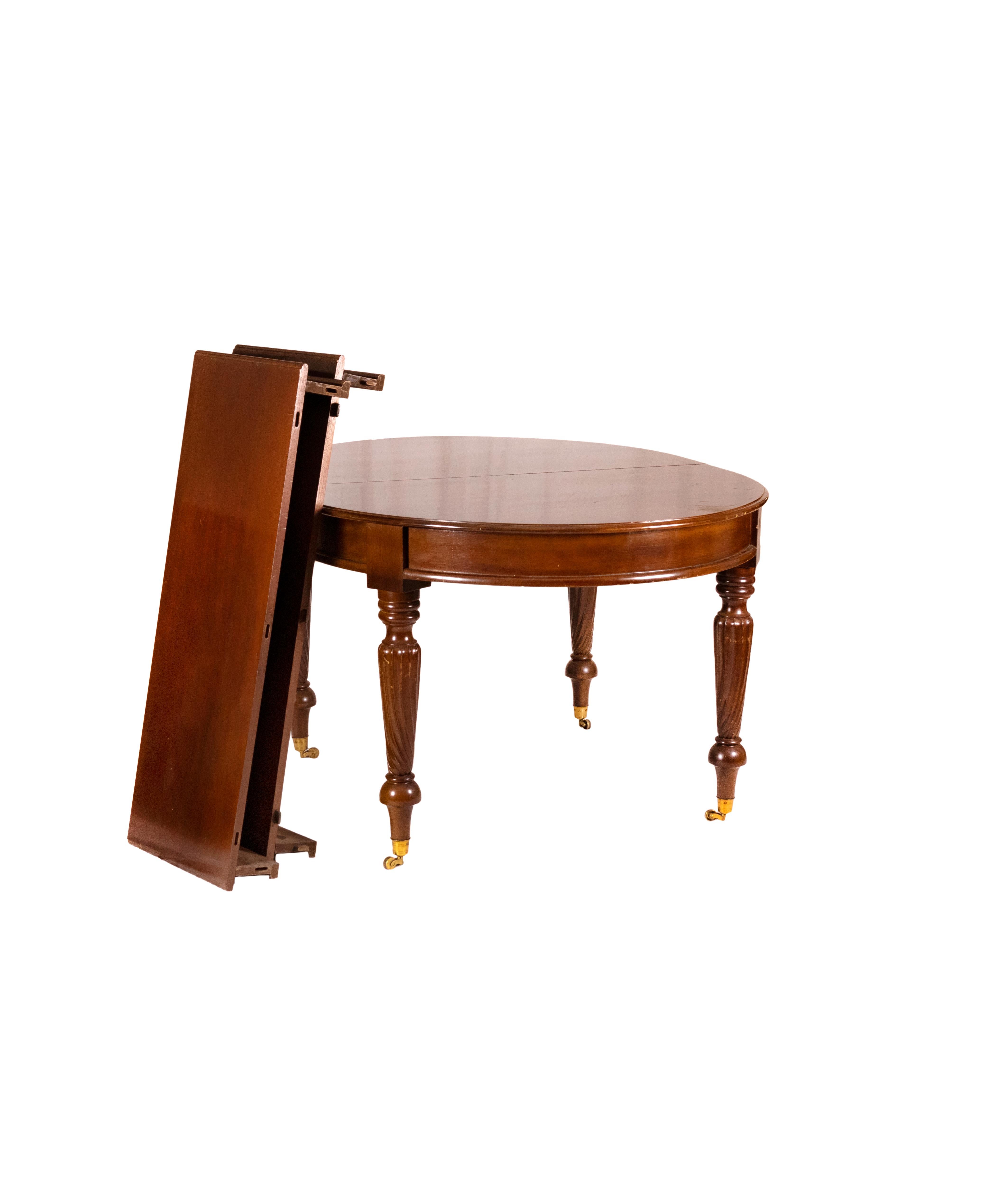 Hand-Crafted Mahogany Dinning Table With Extensions, 19th Century For Sale