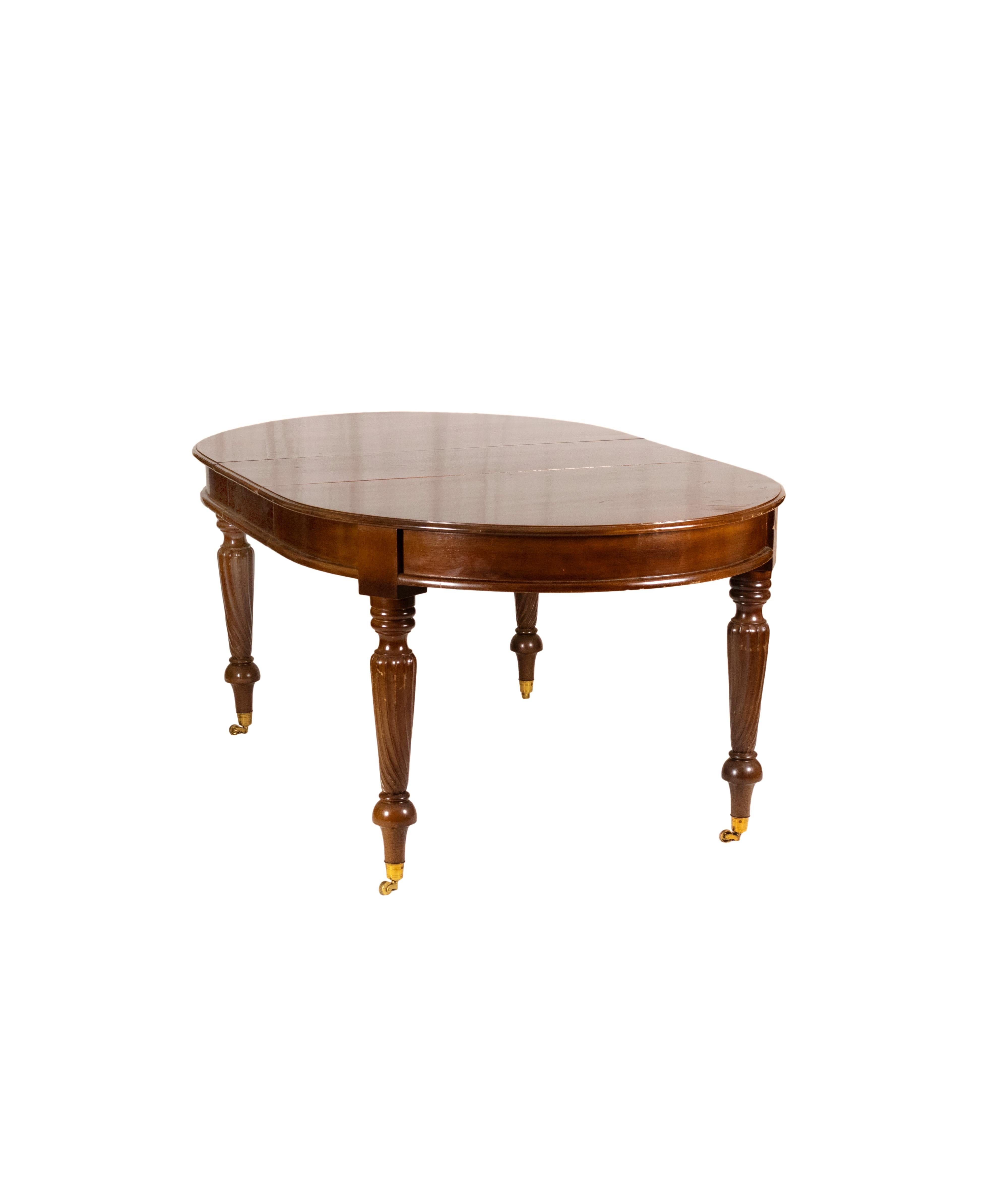 20th Century Mahogany Dinning Table With Extensions, 19th Century For Sale