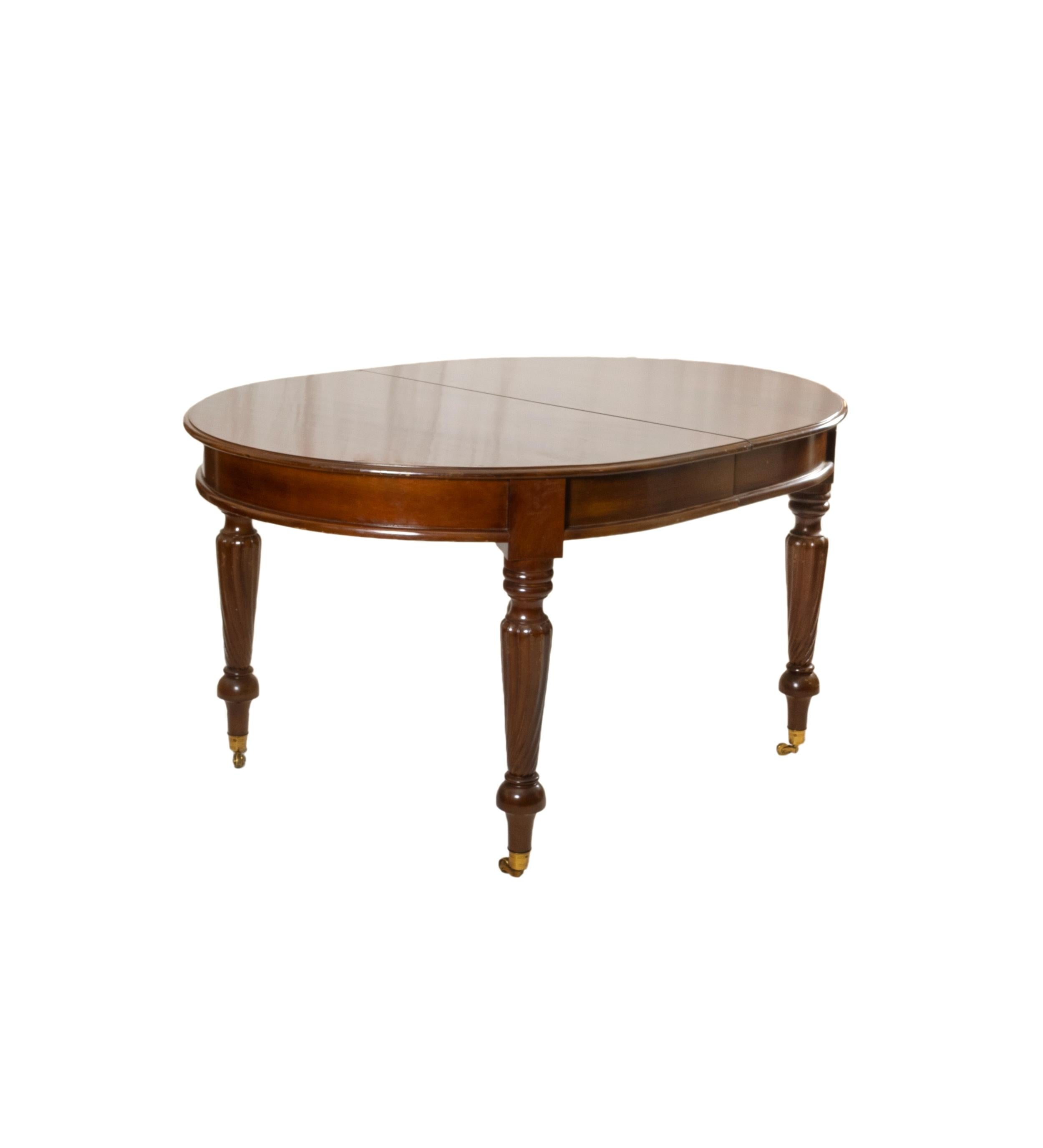 Mahogany Dinning Table With Extensions, 19th Century For Sale 1