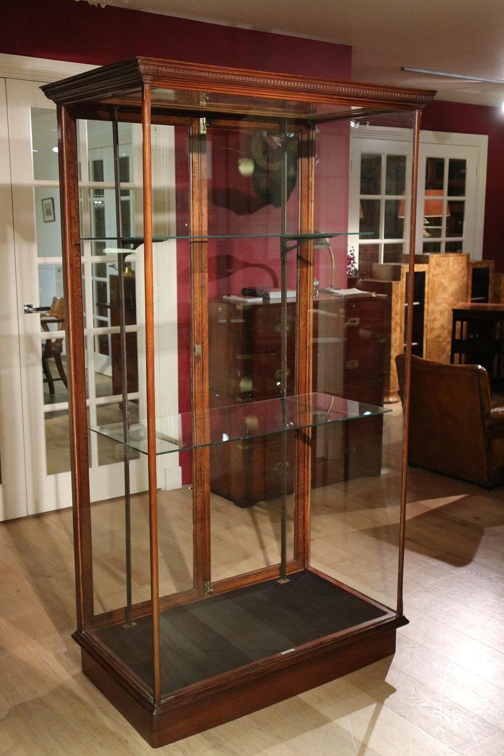 Beautiful antique mahogany display in very good condition. Vitrine has 2 adjustable glass shelves. Freestanding model.

Label present of the store and in this case also maker
Withy Grove Stores
24 whitechapel
Liverpool

Origin: