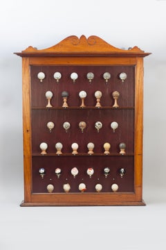 Armoire murale d'exposition en acajou avec collection de 33 balles de golf