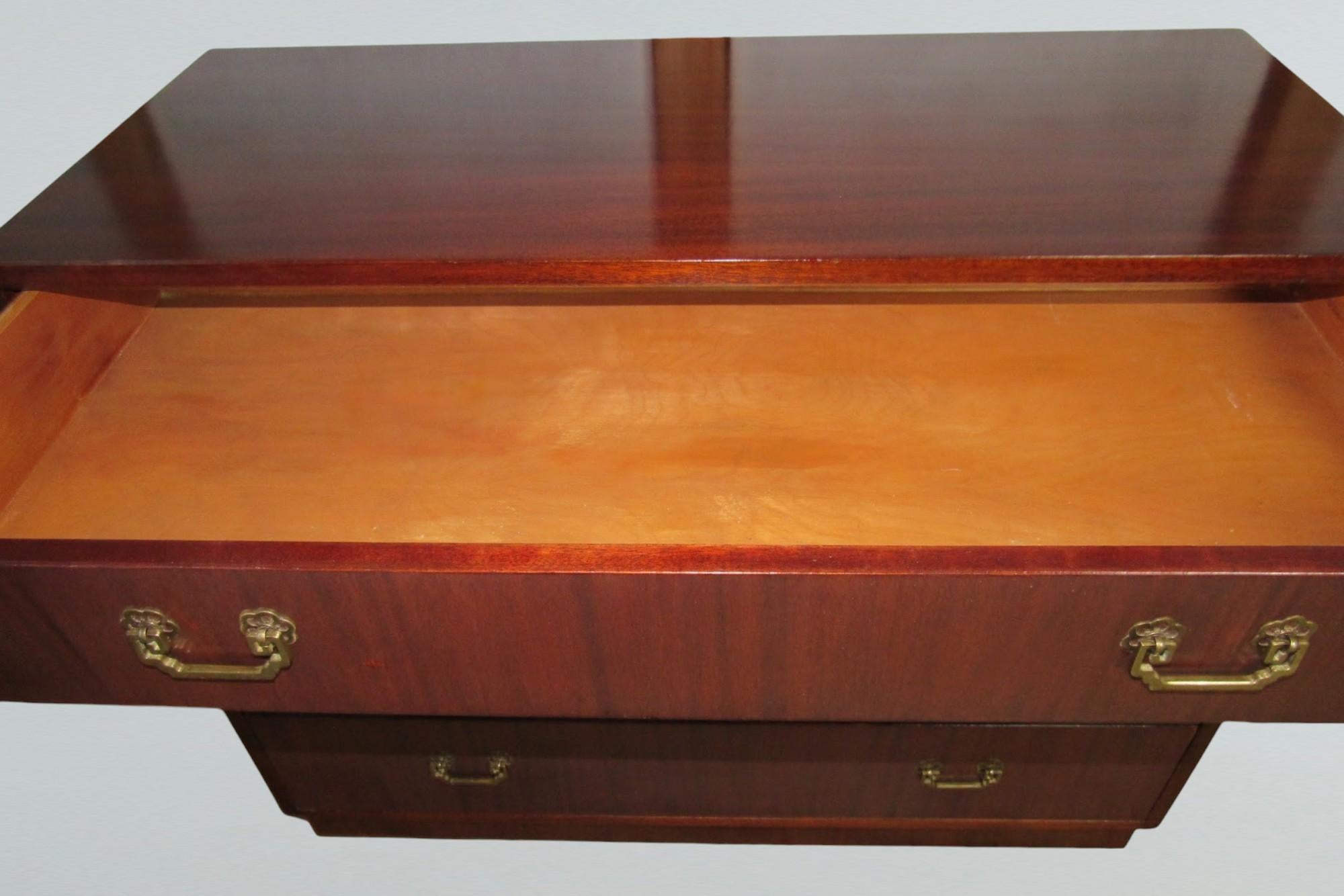 Mahogany Dressers Four-Drawer Matched Pair, 1940s For Sale 4