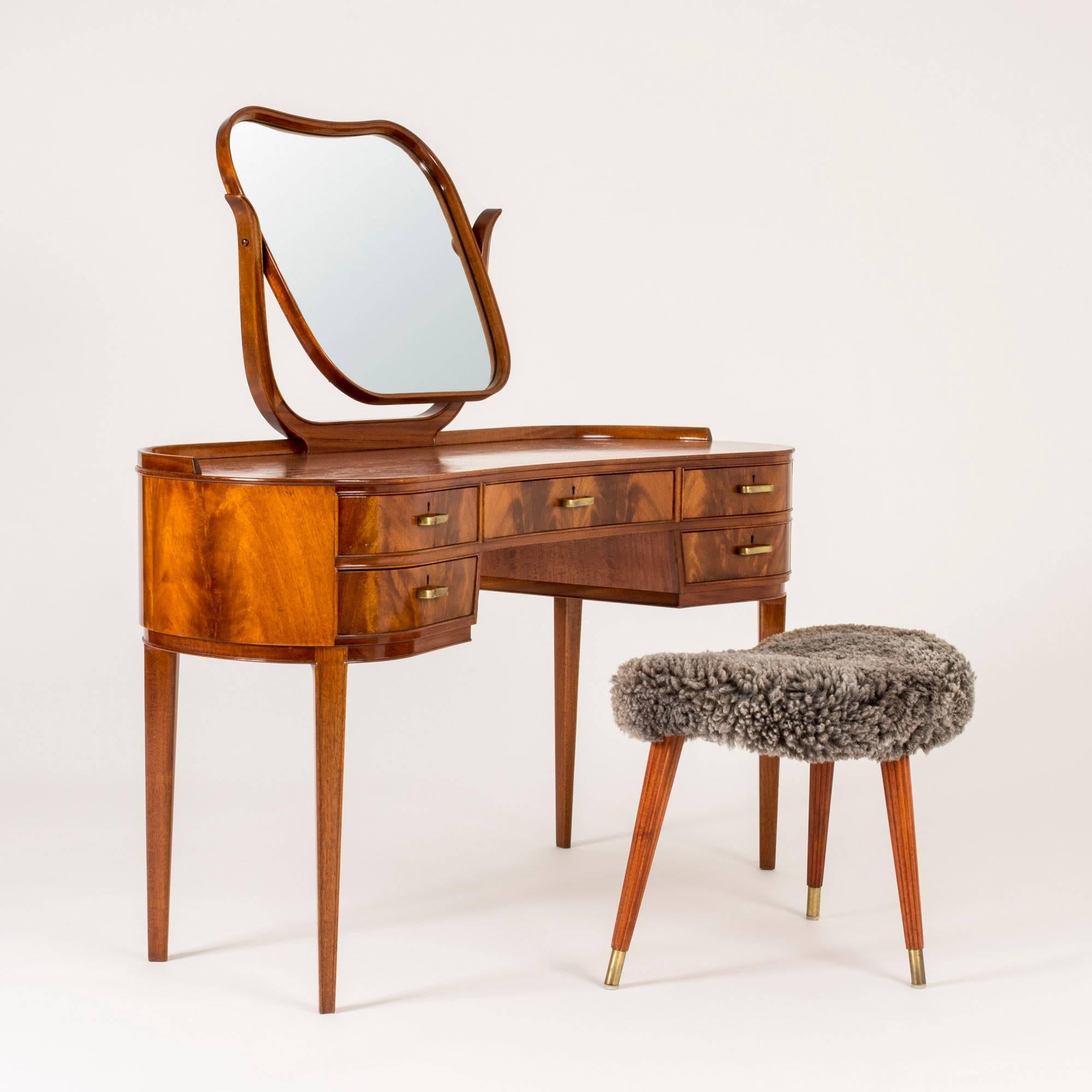 Mahogany dressing table by Axel Larsson with brass drawer handles. Beautiful flowing lines and details, mirror elegantly framed. Axel Larsson’s early furniture pieces from Bodafors are exquisite examples of Swedish Grace; beautiful, refined and