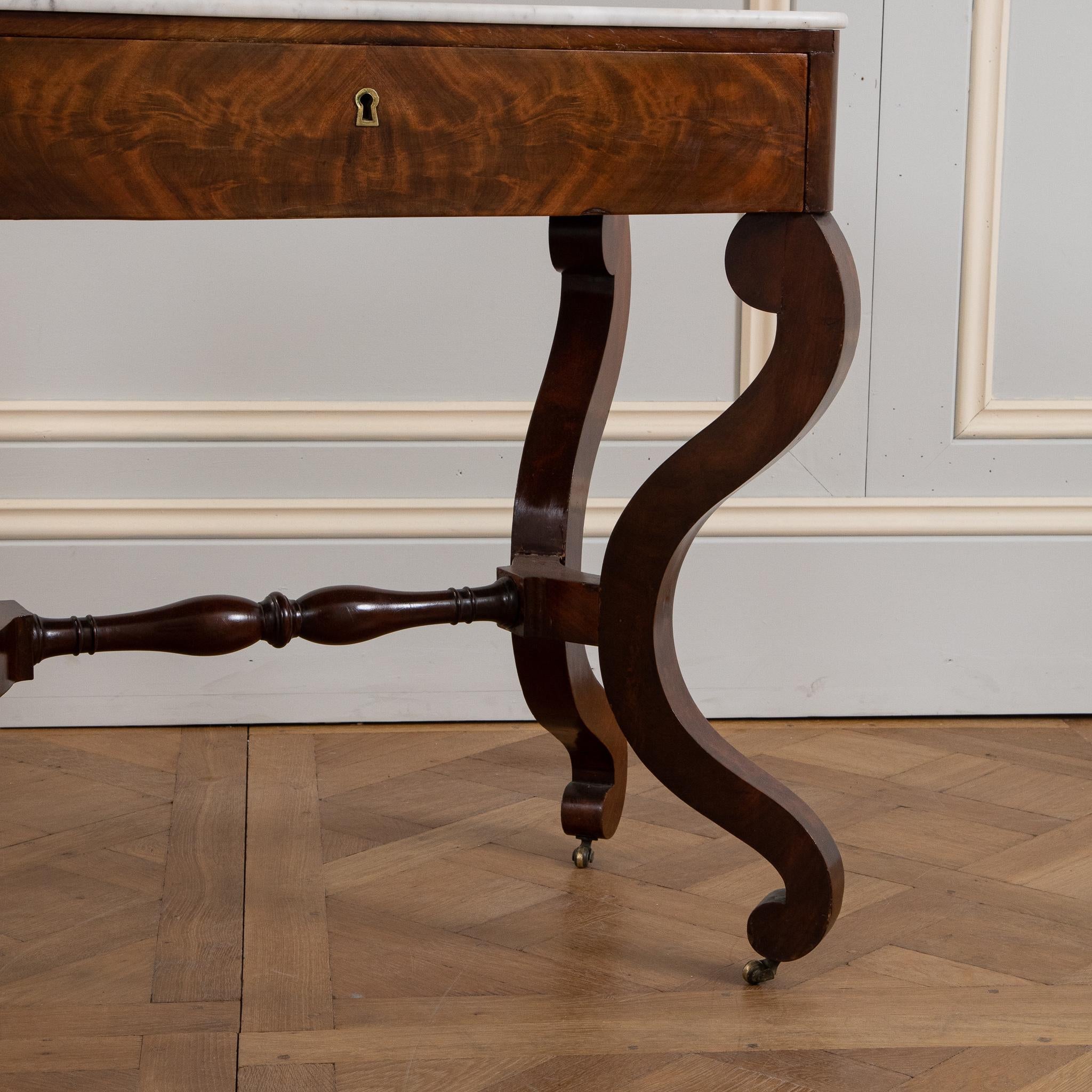 Table de coiffeuse/table de toilette en acajou du début du XIXe siècle en vente 4
