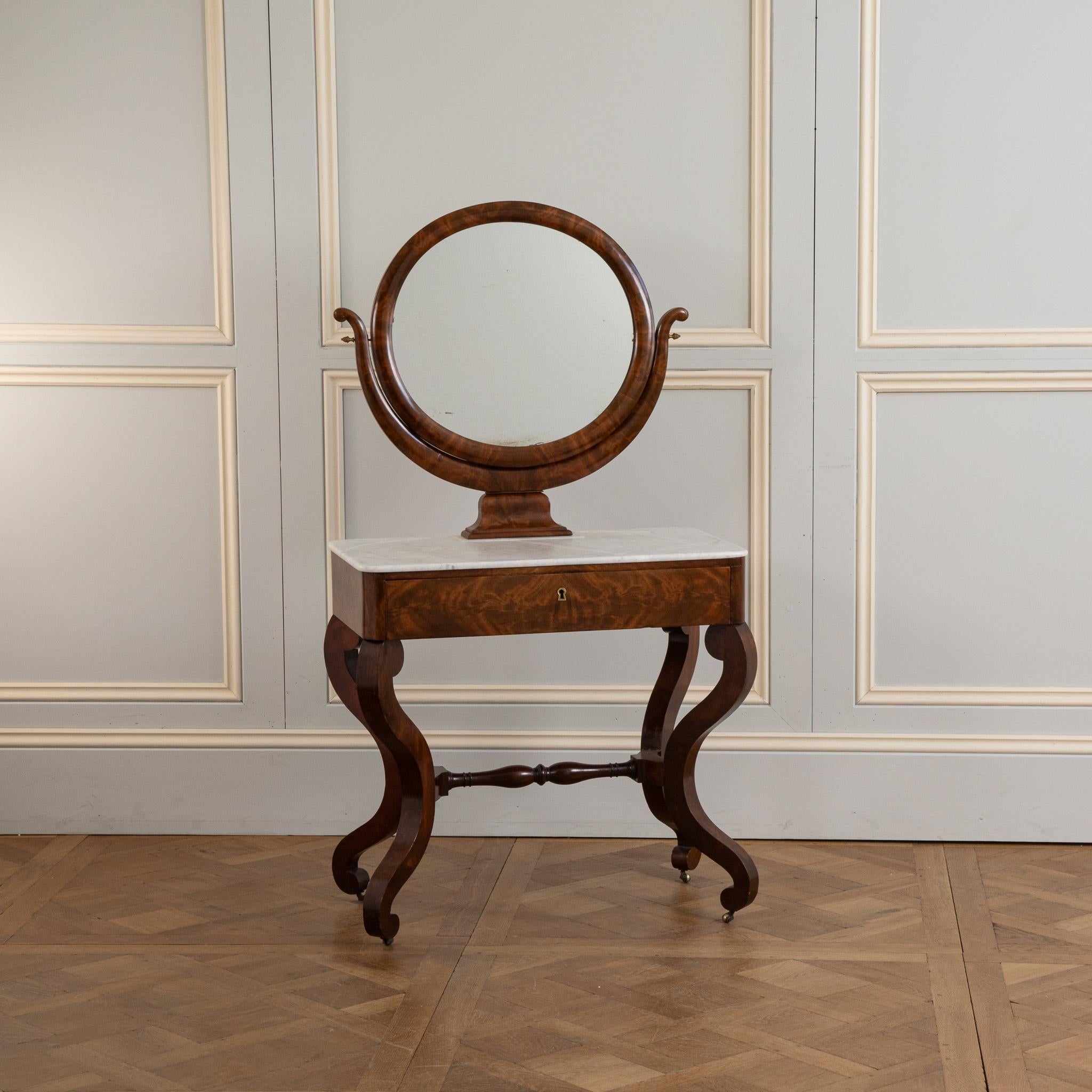 Restauration Table de coiffeuse/table de toilette en acajou du début du XIXe siècle en vente