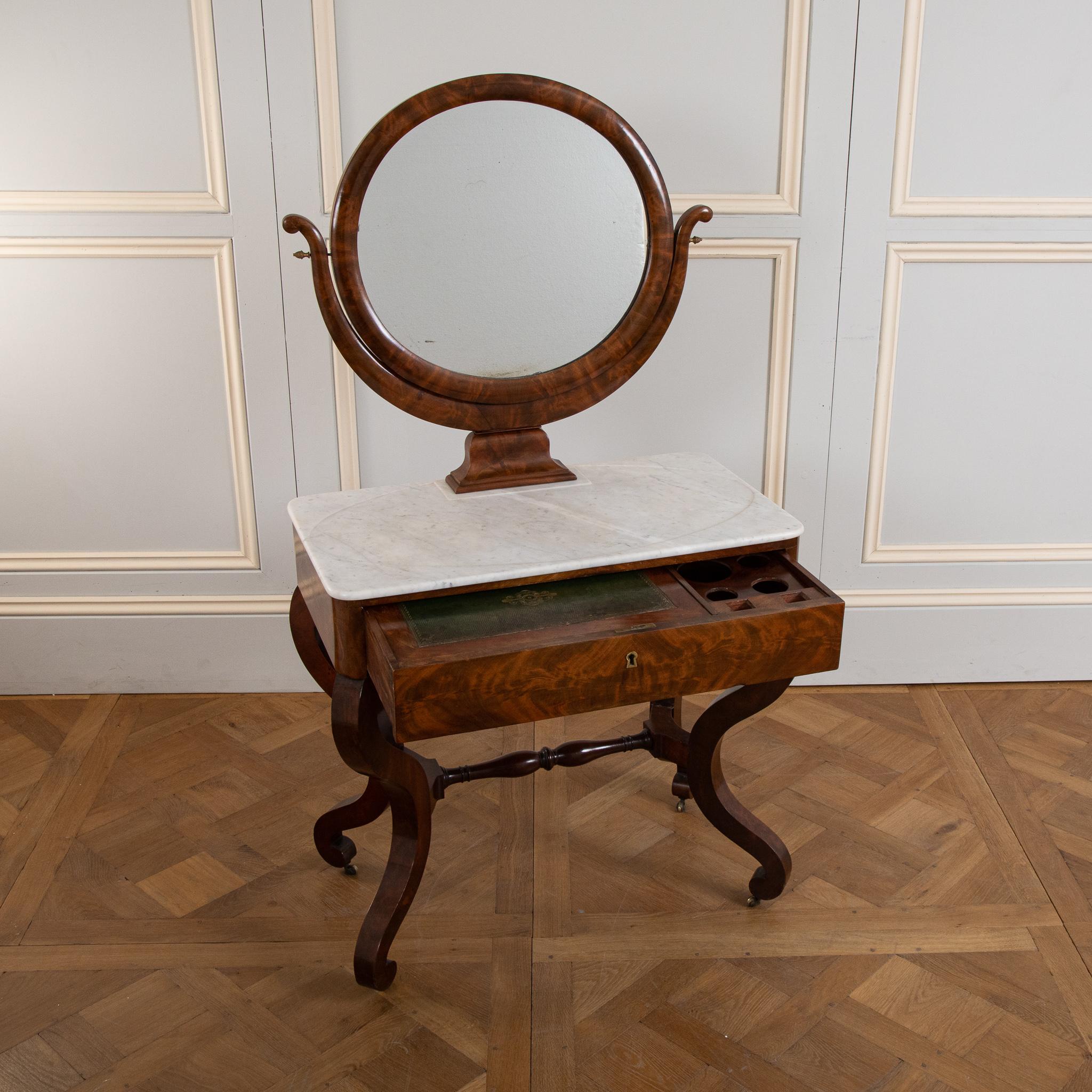 Mahagoni-Schminktisch/Vanity-Tisch aus dem frühen 19. Jahrhundert (Carrara-Marmor) im Angebot