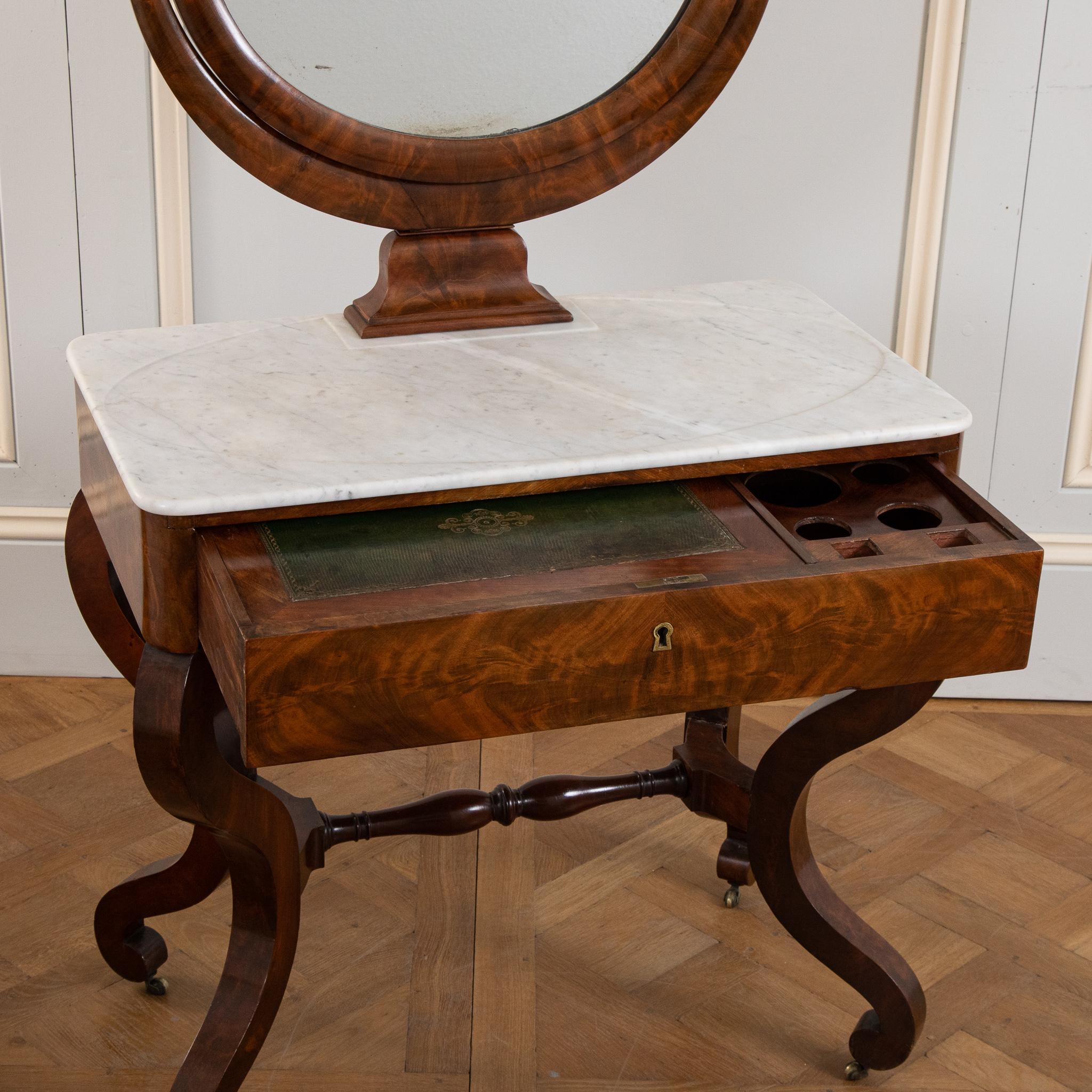 Table de coiffeuse/table de toilette en acajou du début du XIXe siècle en vente 1
