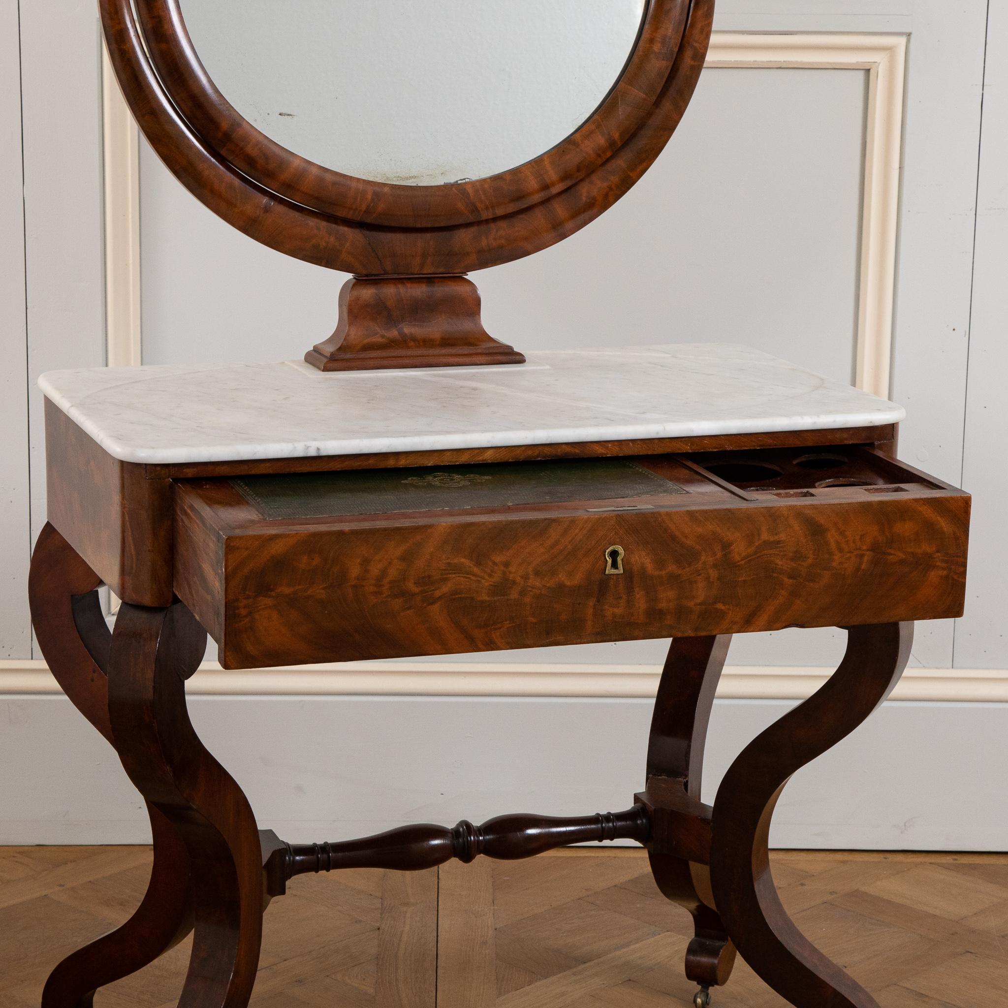 Table de coiffeuse/table de toilette en acajou du début du XIXe siècle en vente 2