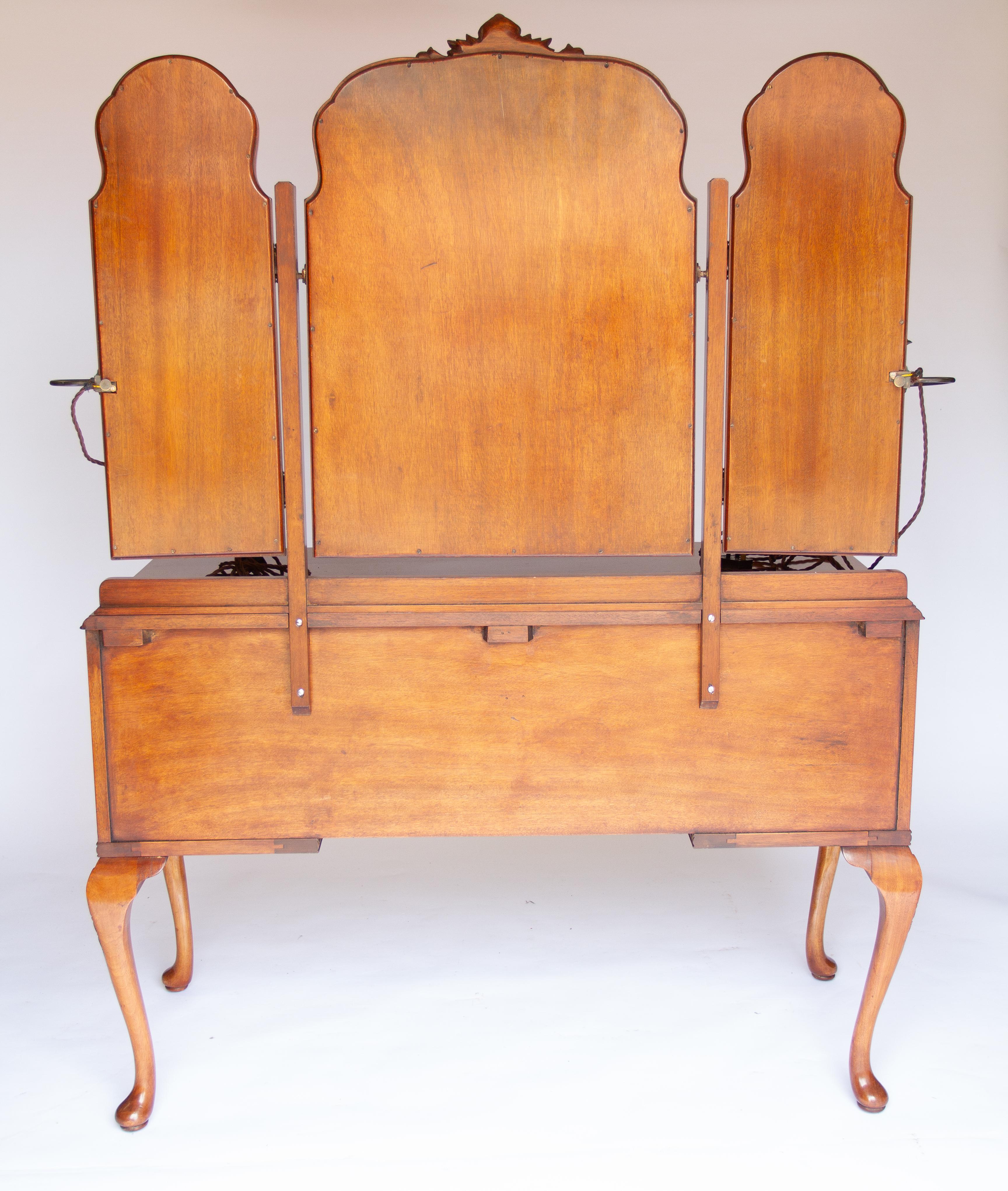 Queen Anne Mahogany Dressing Table with Dressing Stool circa 1930s