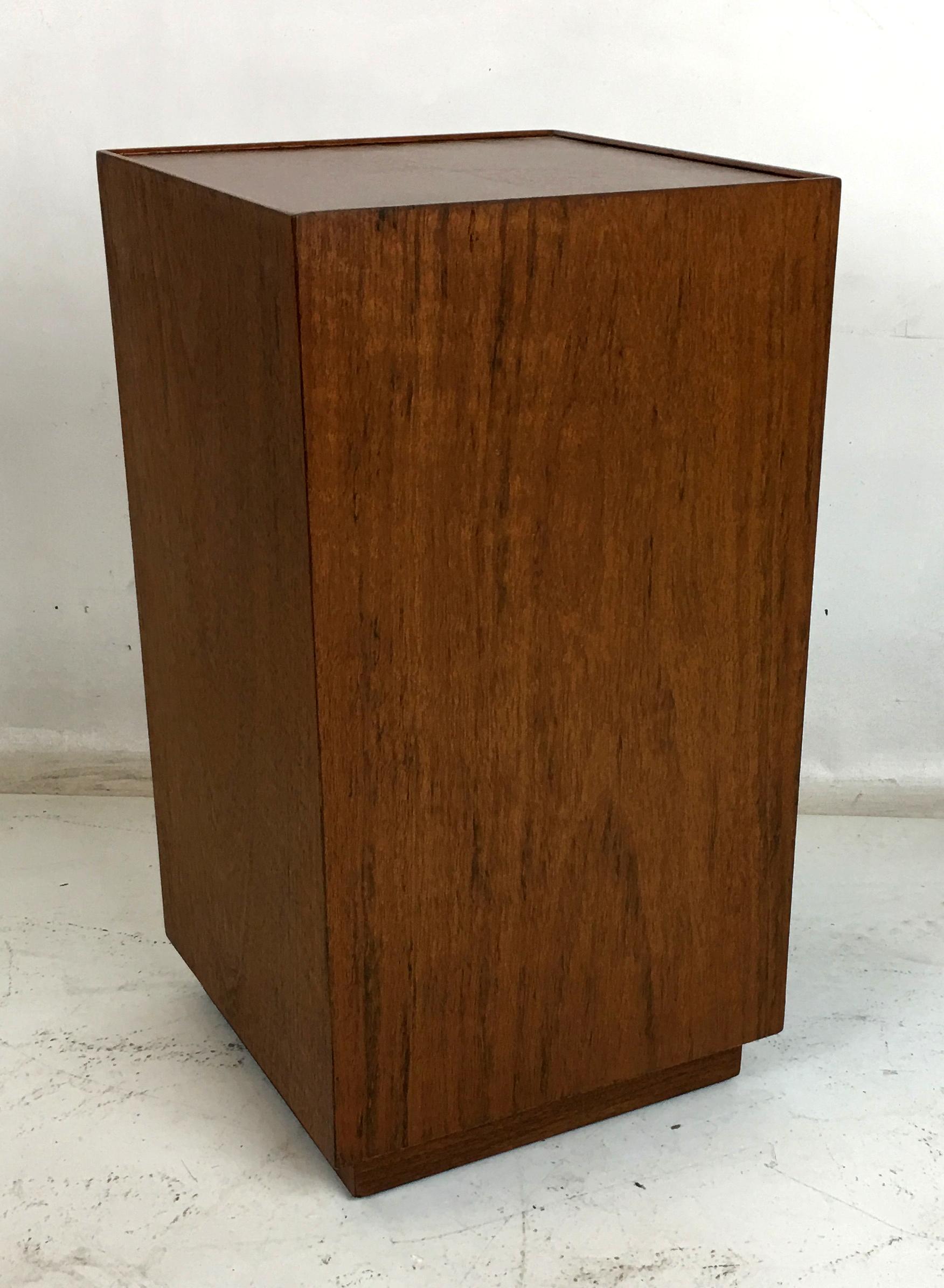 Beautiful and vividly grained mahogany side table with quarter matched top, perfect as a drinks table for your favorite Lounge chair. The table has been refinished to like new condition.