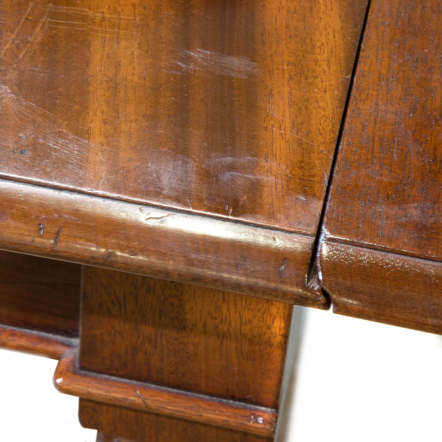 Mahogany Drop-Leaf Dining Table, circa 1830 For Sale 3