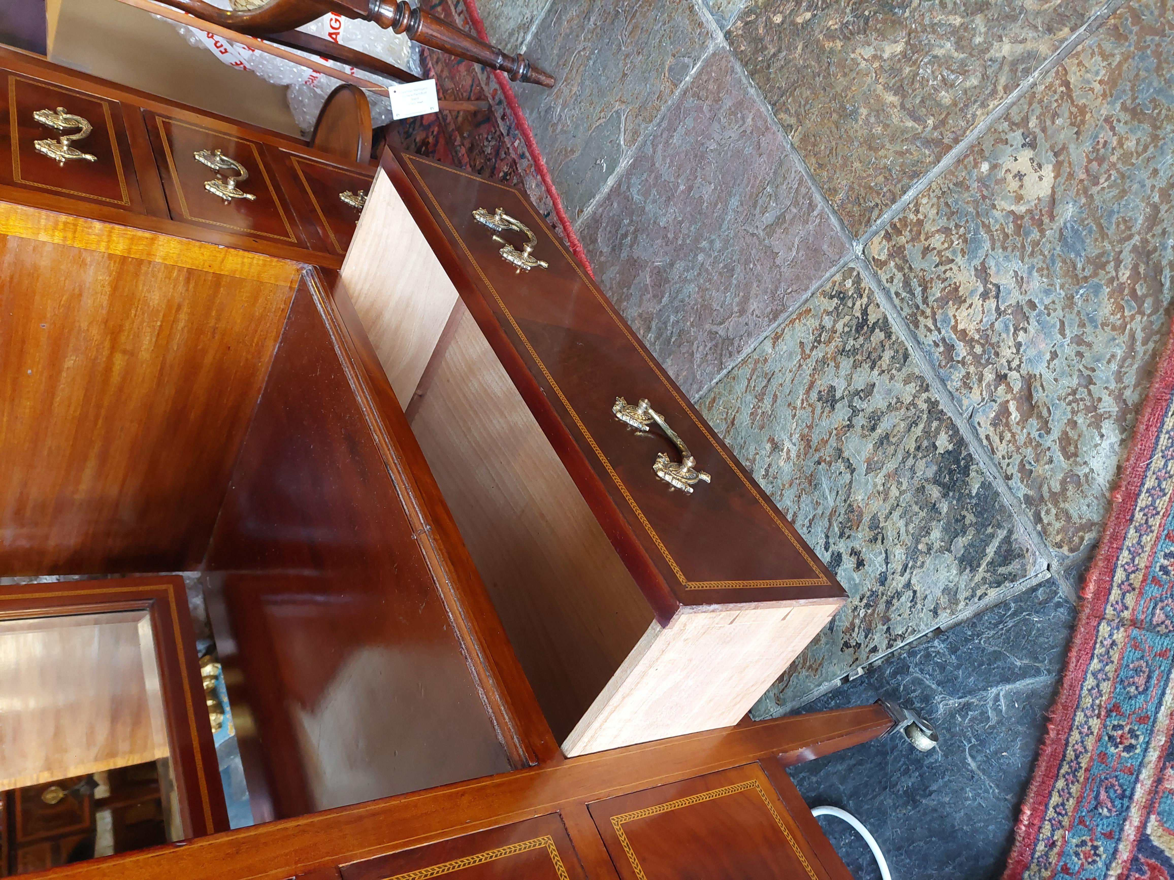 20ième siècle Coiffeuse en acajou de style édouardien avec miroir en vente