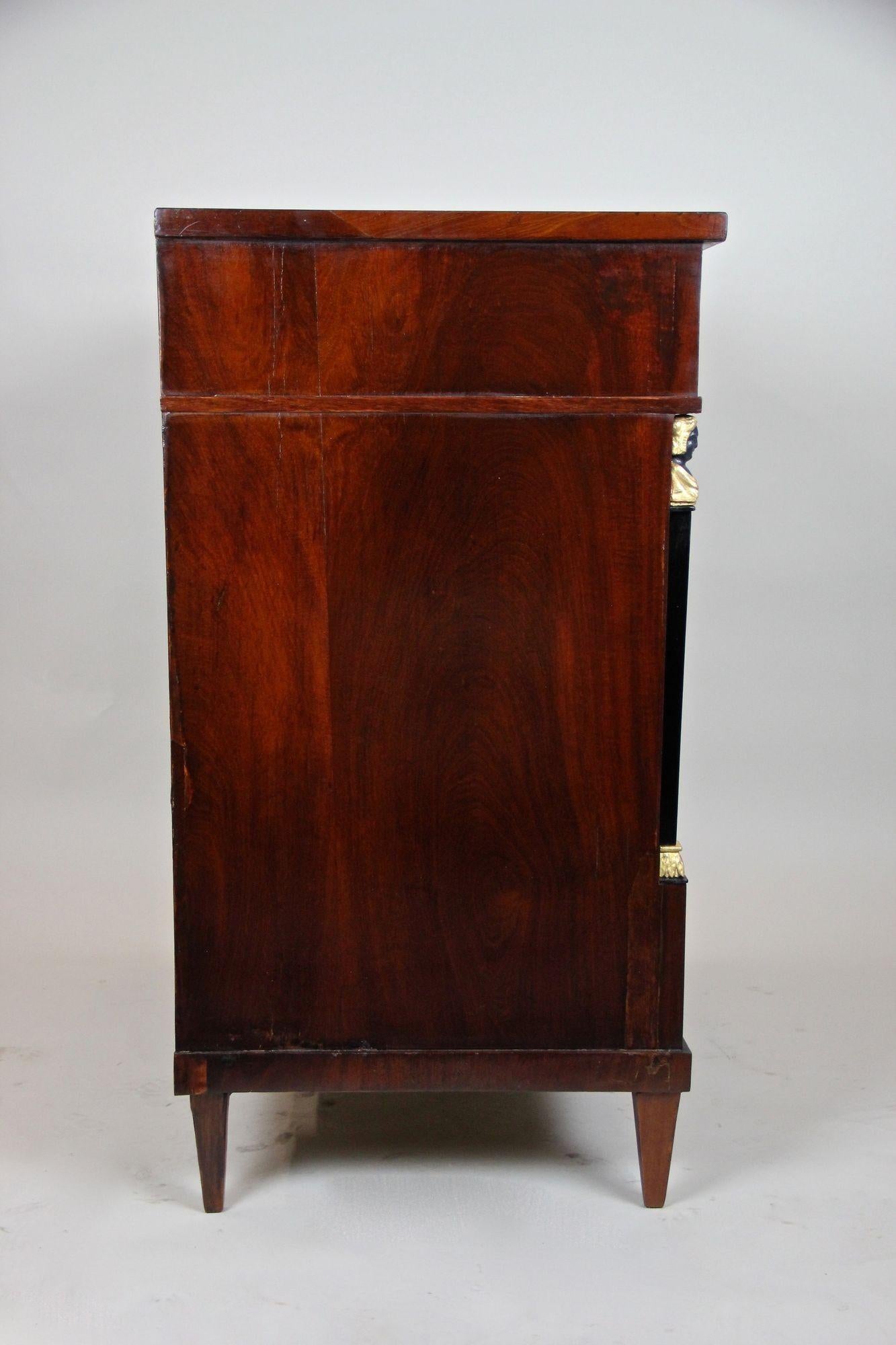 Mahagoni Empire Kommode mit vergoldeten Karyatiden, Deutschland, um 1820 im Angebot 10