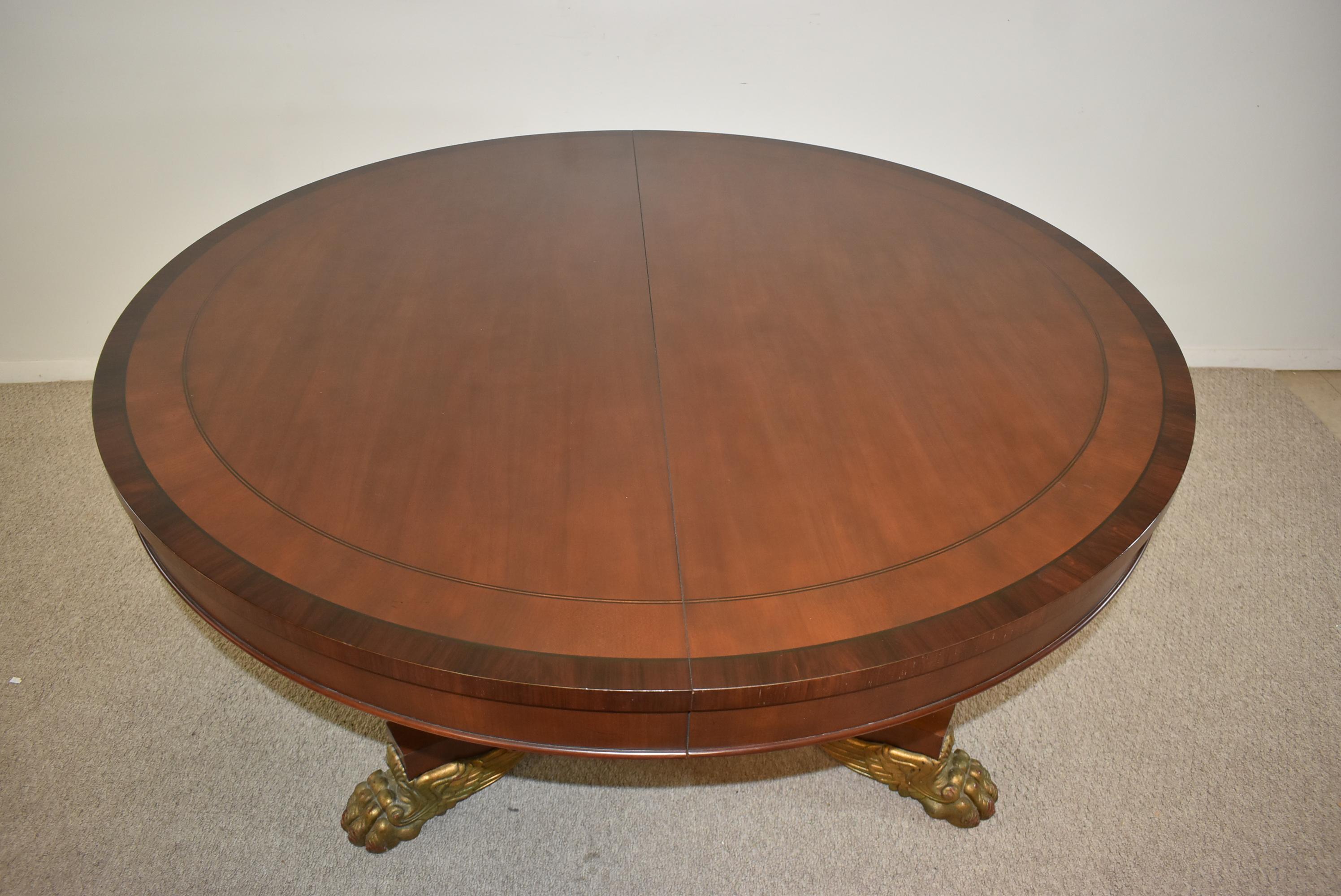Dieser Esstisch im Empire-Stil aus Mahagoni von Baker Furniture ist mit Tatzenfüßen ausgestattet. Der Tisch ist rund, hat einen Durchmesser von 54