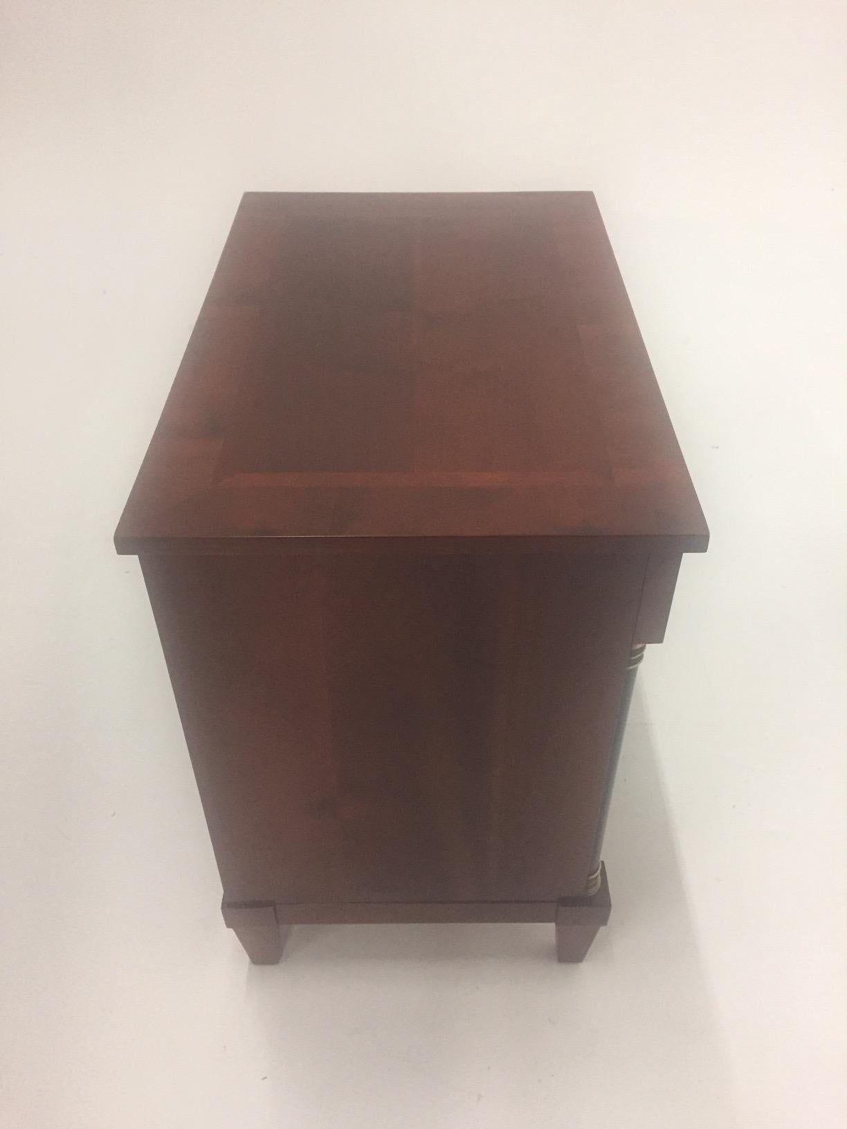 Commode de style Empire en acajou avec petite commode à tiroirs en vente 1