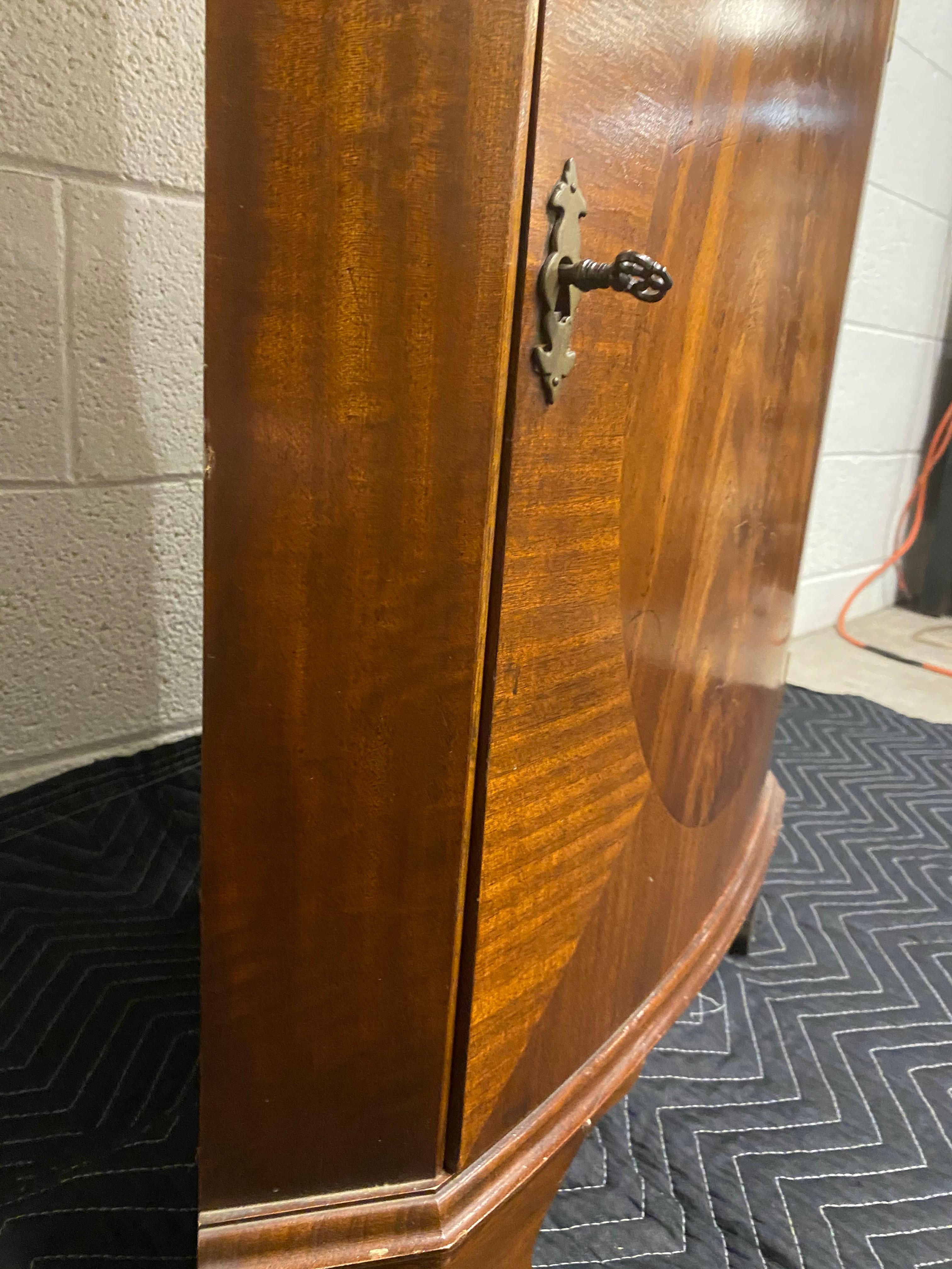 Mahogany English Corner Cabinet by Bevan Funnel, Reprodux, Curved Front Shape In Good Condition For Sale In Toronto, CA