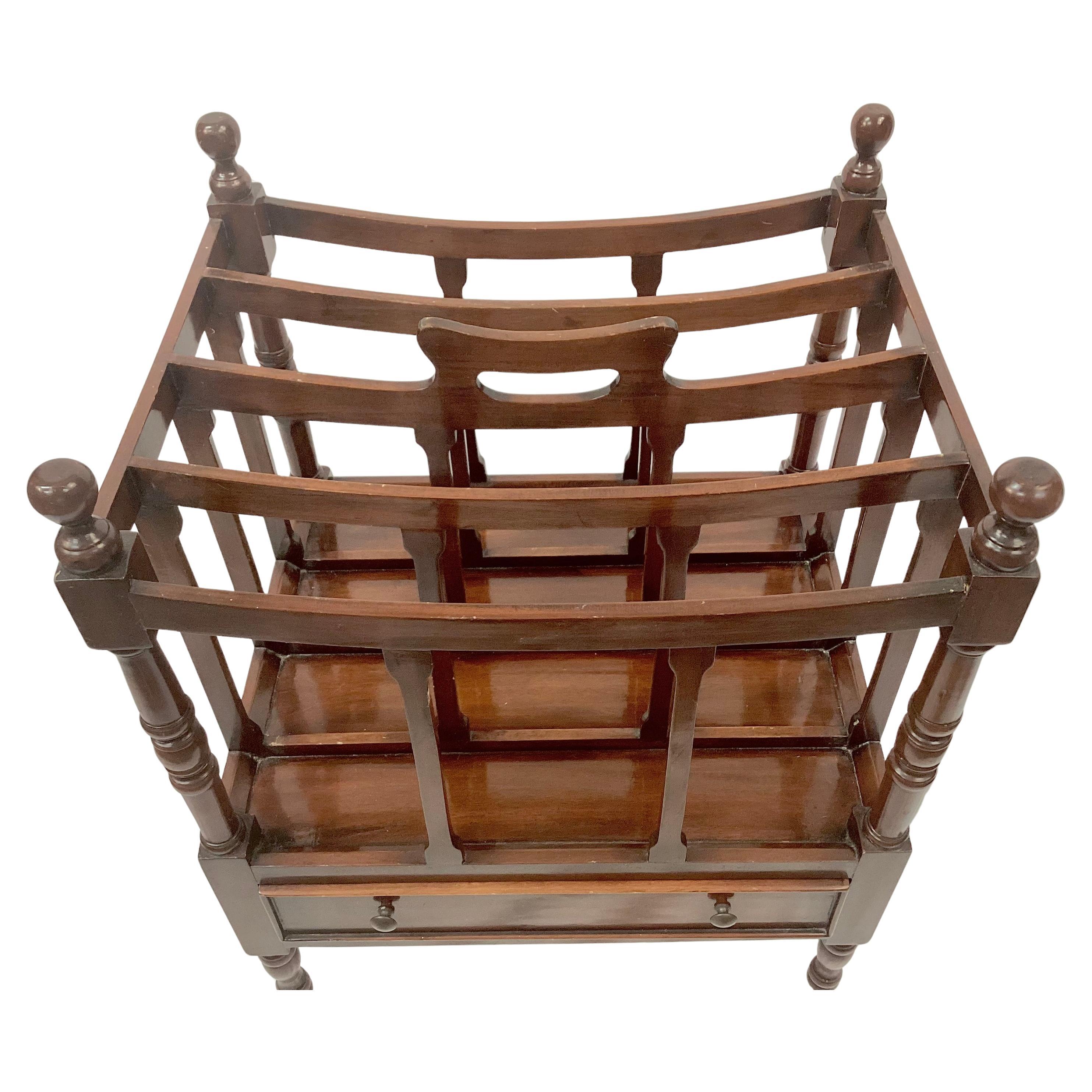 Inglese Portariviste Canterbury in stile Regency inglese in mogano con rotelle in ottone in vendita