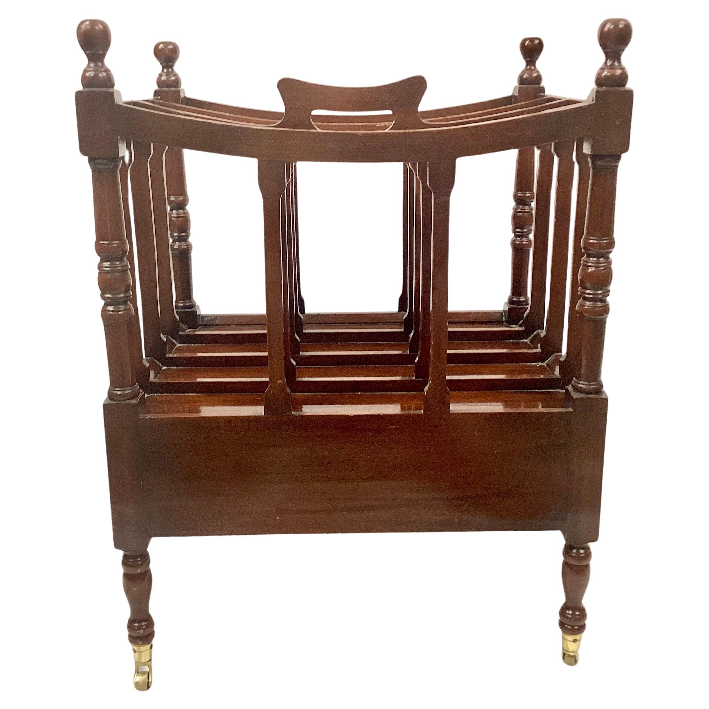 XIX secolo Portariviste Canterbury in stile Regency inglese in mogano con rotelle in ottone in vendita
