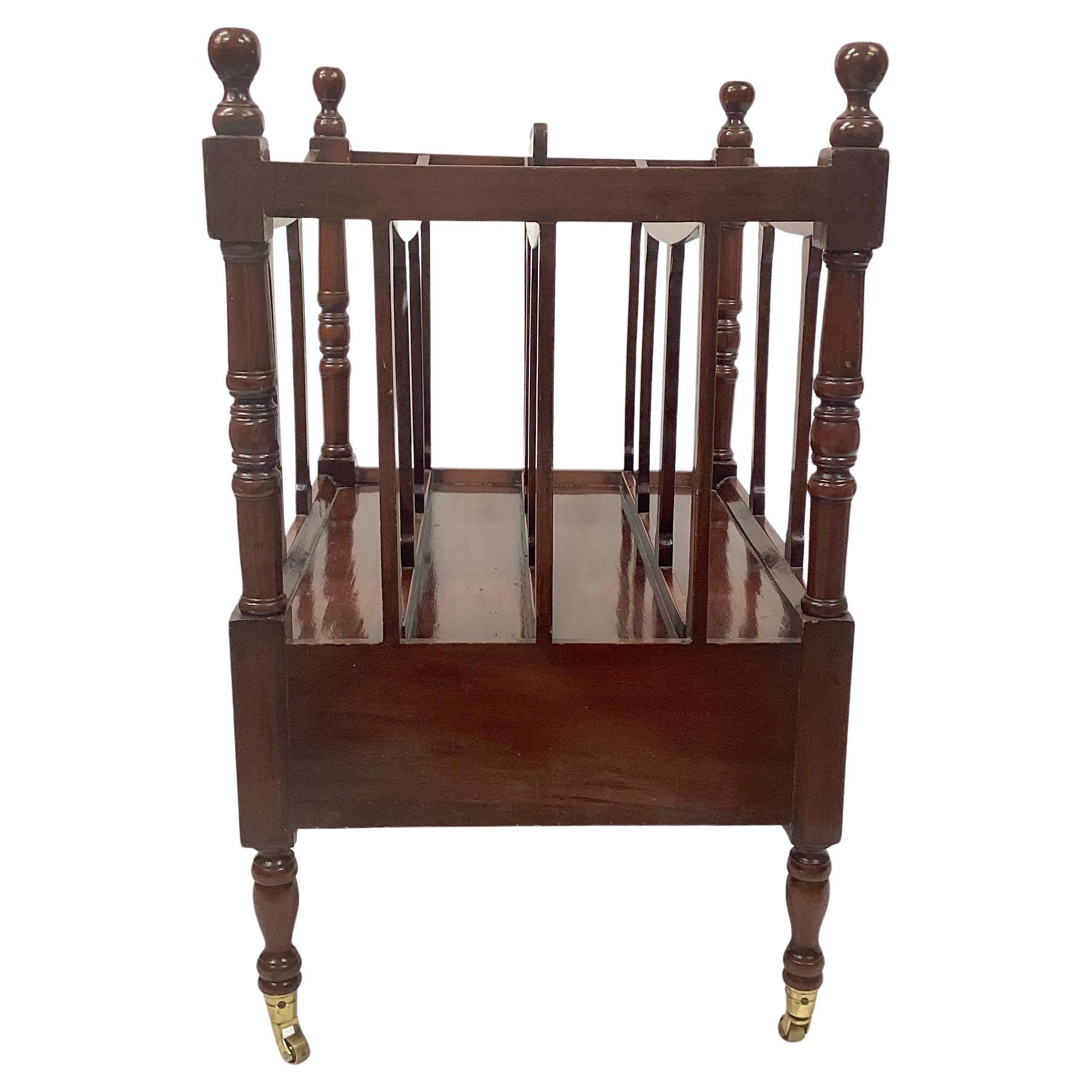 Mogano Portariviste Canterbury in stile Regency inglese in mogano con rotelle in ottone in vendita