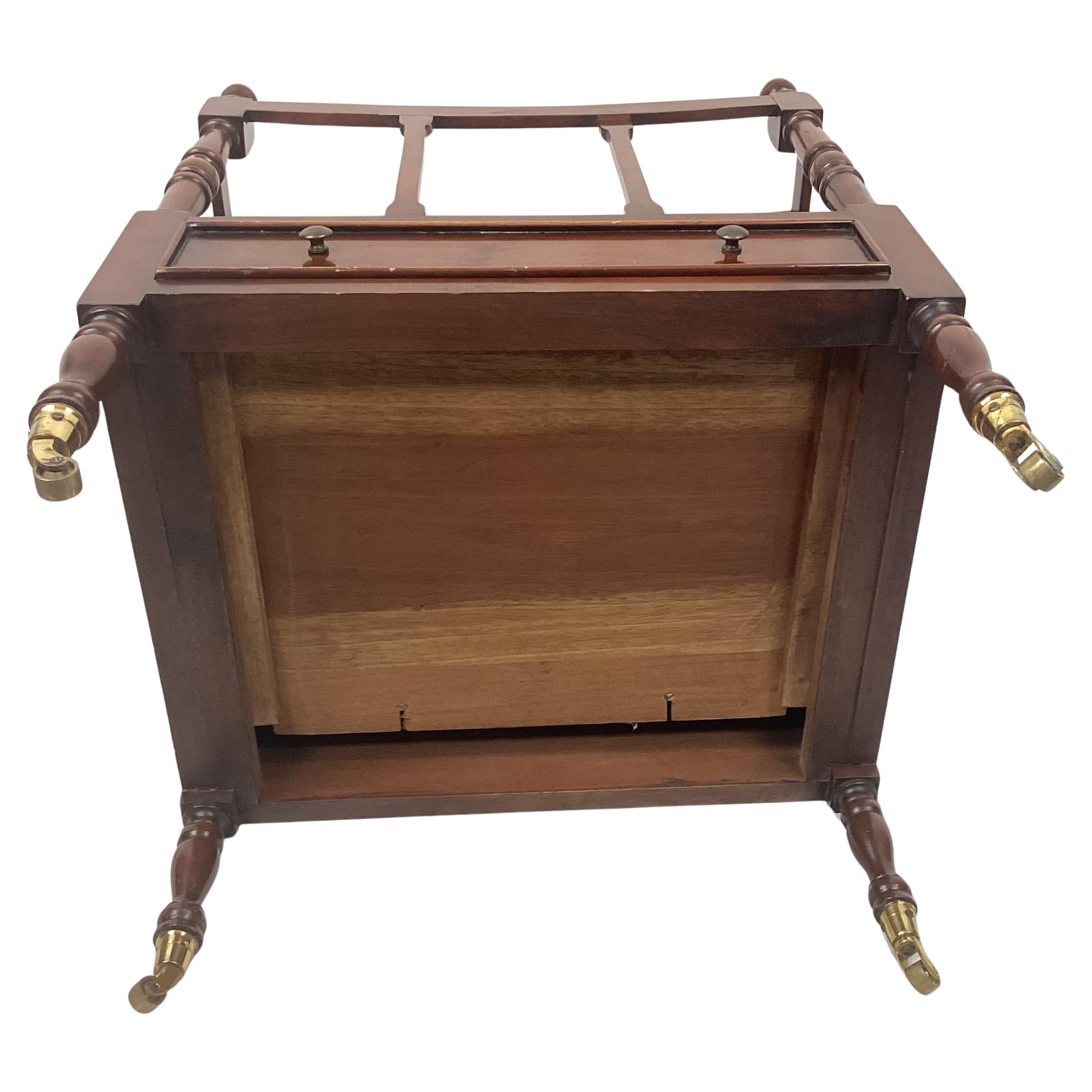 Portariviste Canterbury in stile Regency inglese in mogano con rotelle in ottone in vendita 2