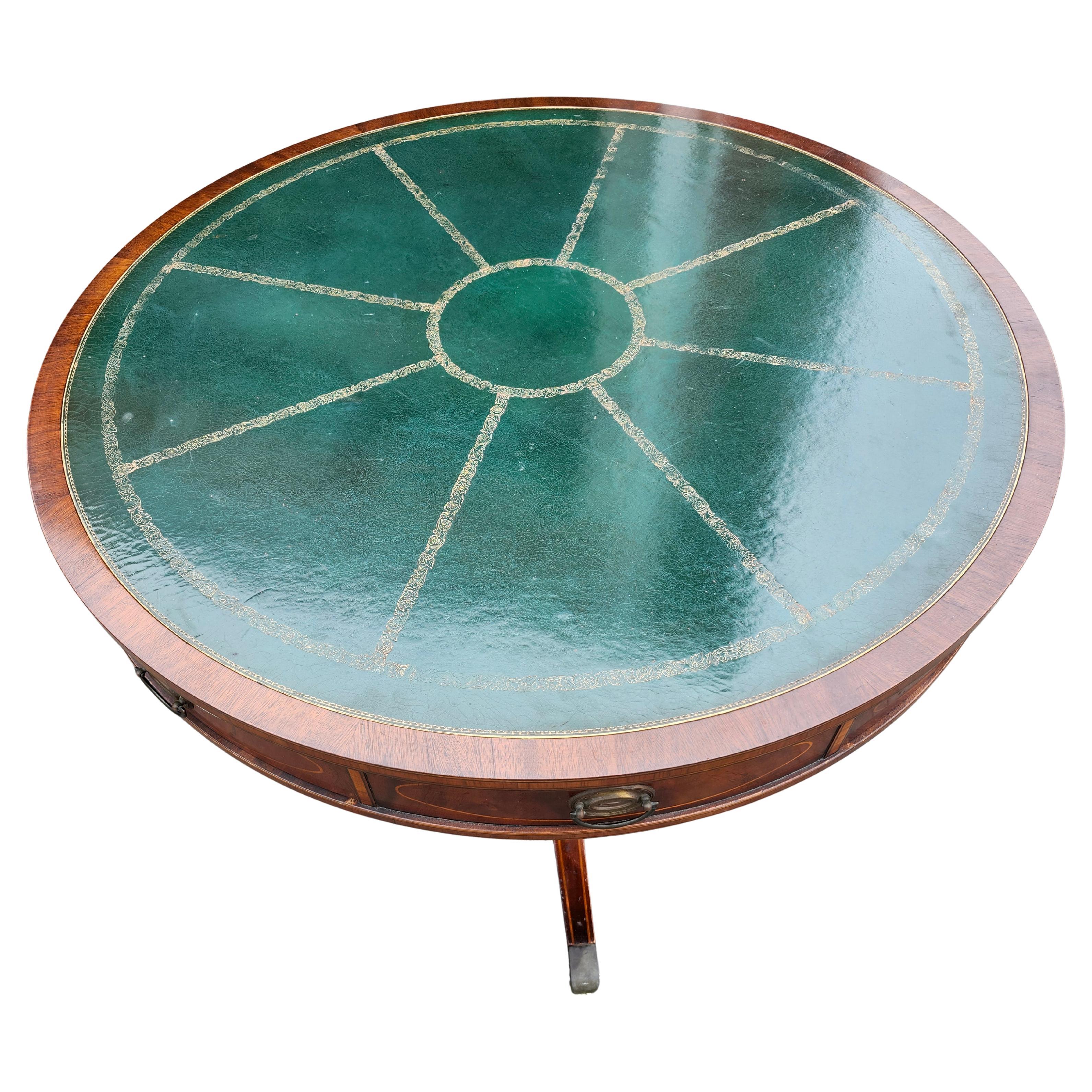Spettacolare tavolo da centro o da lampada in stile Regency inglese con piano in pelle verde lavorata in rilievo e 4 cassetti in rovere. Intarsi e fasce su tutti i frontali dei cassetti, sulle gambe e sul piano. Struttura e design eleganti.