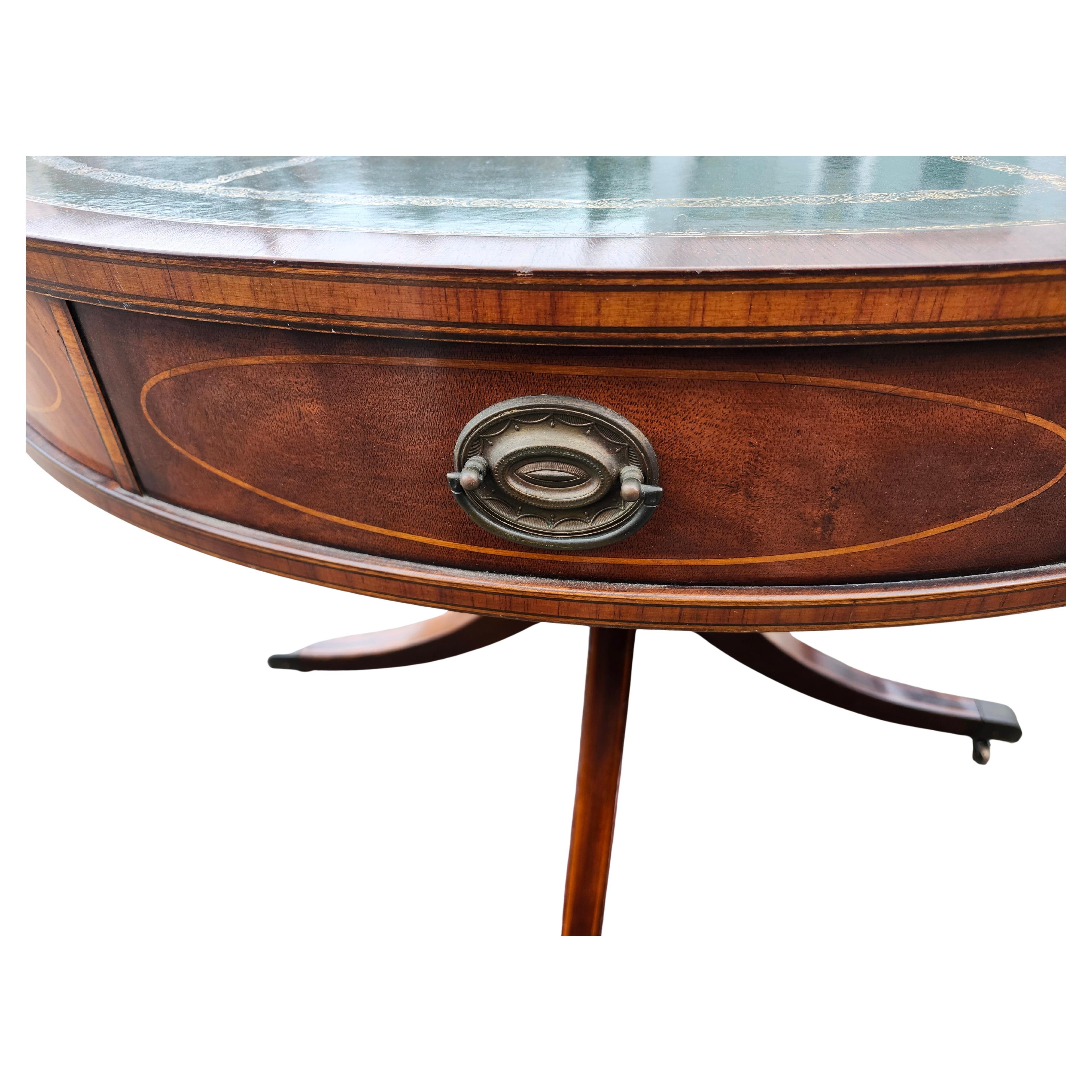 Intagliato Tavolo da centro in stile Regency inglese in mogano con piano in pelle C1940 in vendita