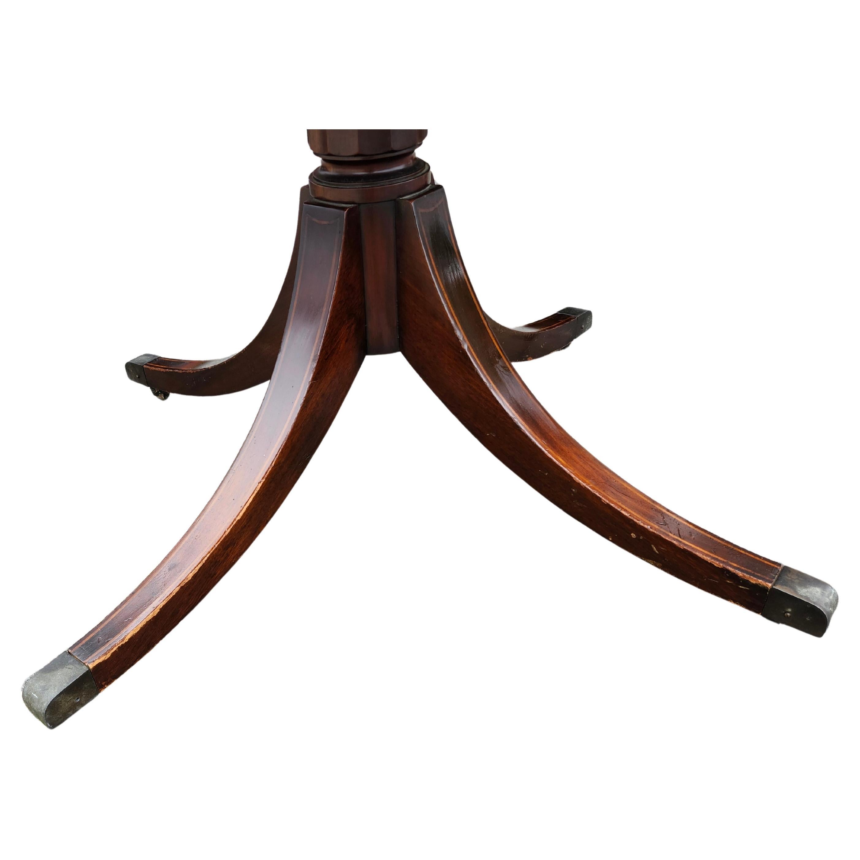 Ottone Tavolo da centro in stile Regency inglese in mogano con piano in pelle C1940 in vendita