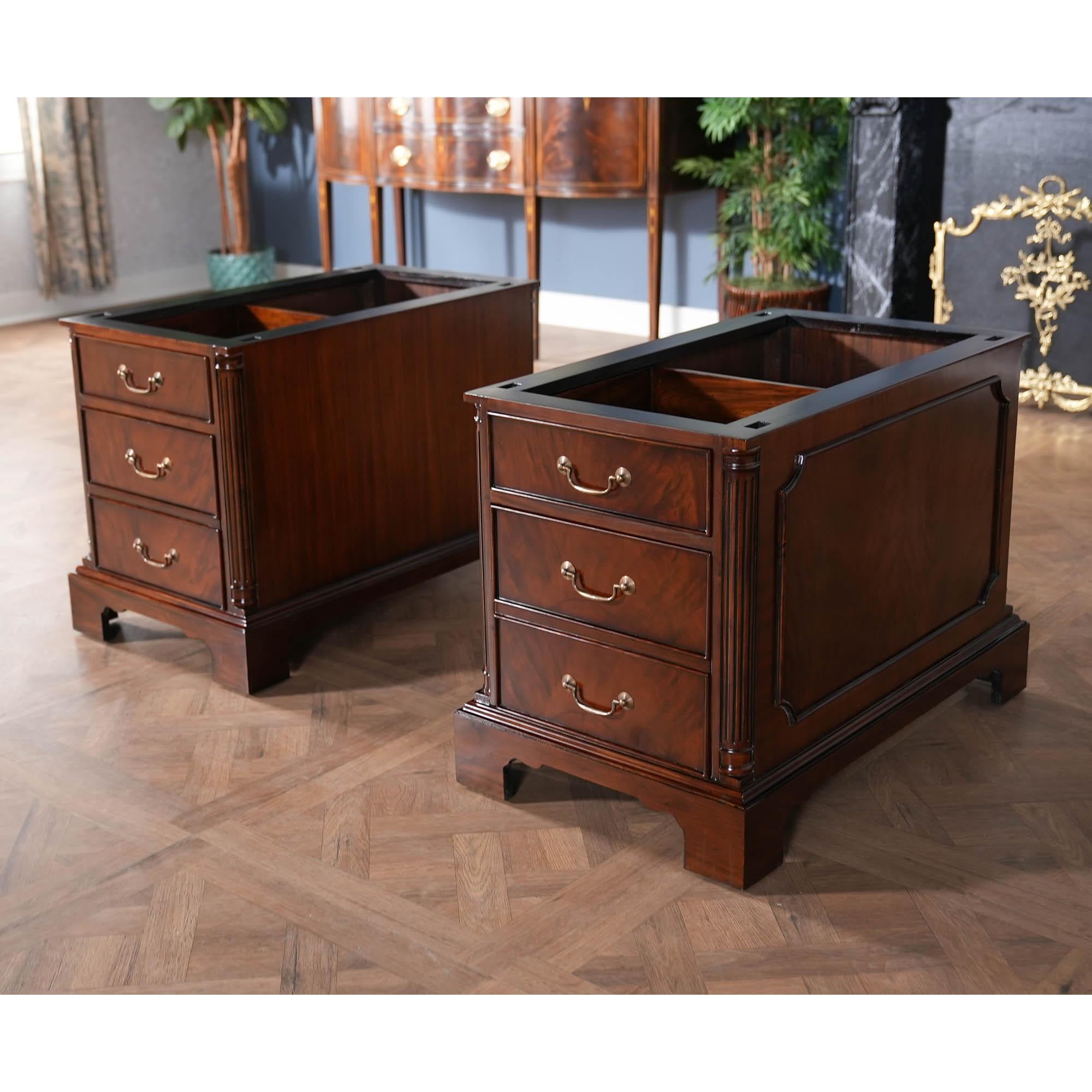 Bureau de direction en acajou Neuf - En vente à Annville, PA