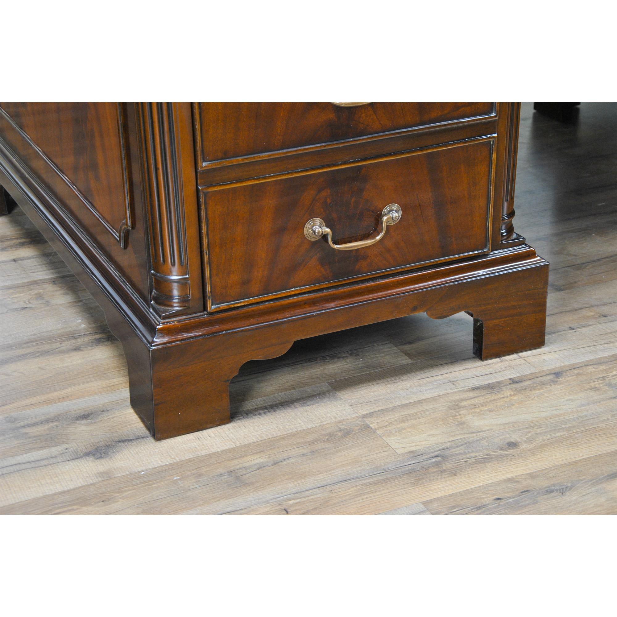 Mahogany Executive Desk In New Condition For Sale In Annville, PA