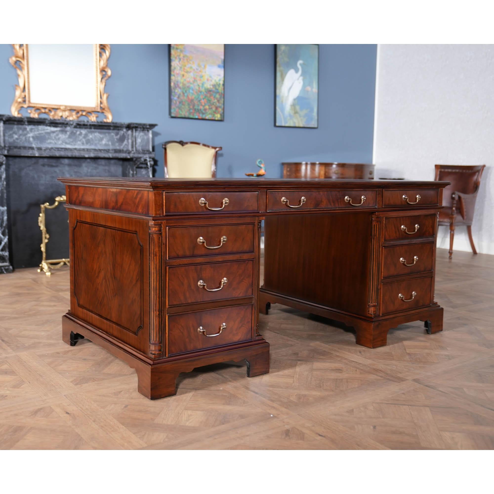 Acajou Bureau de direction en acajou en vente