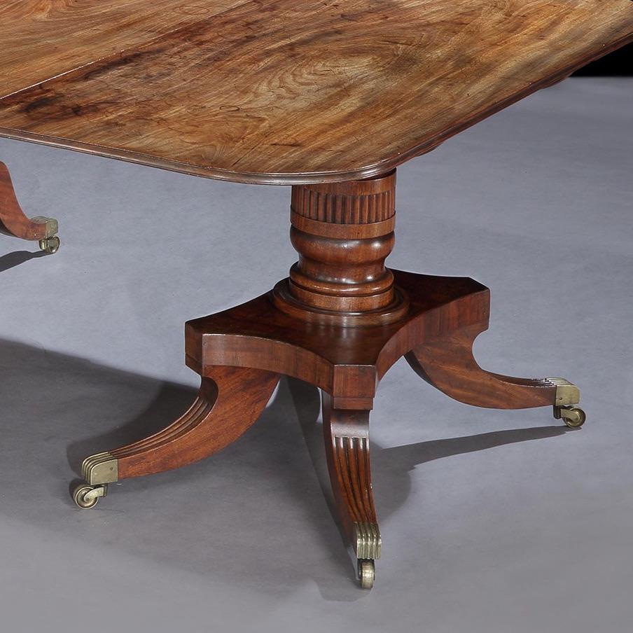 English Mahogany Extending Dining Table of the Late Georgian Period For Sale