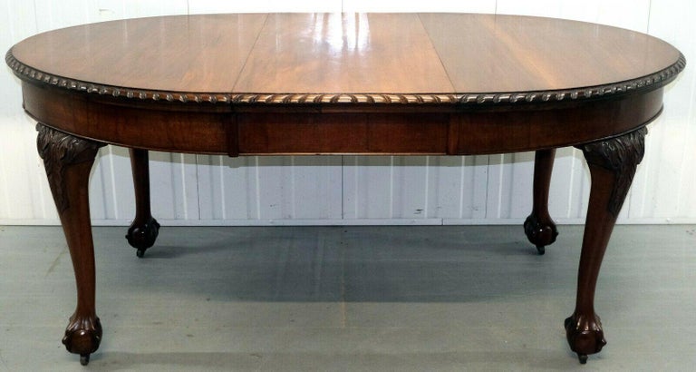 We are delighted to offer for sale this gorgeous Mahogany extendable dining table on claw and ball legs.

This good looking and antique table is in good condition throughout, one of a kind to catch your attention. It is raised on four cabriole