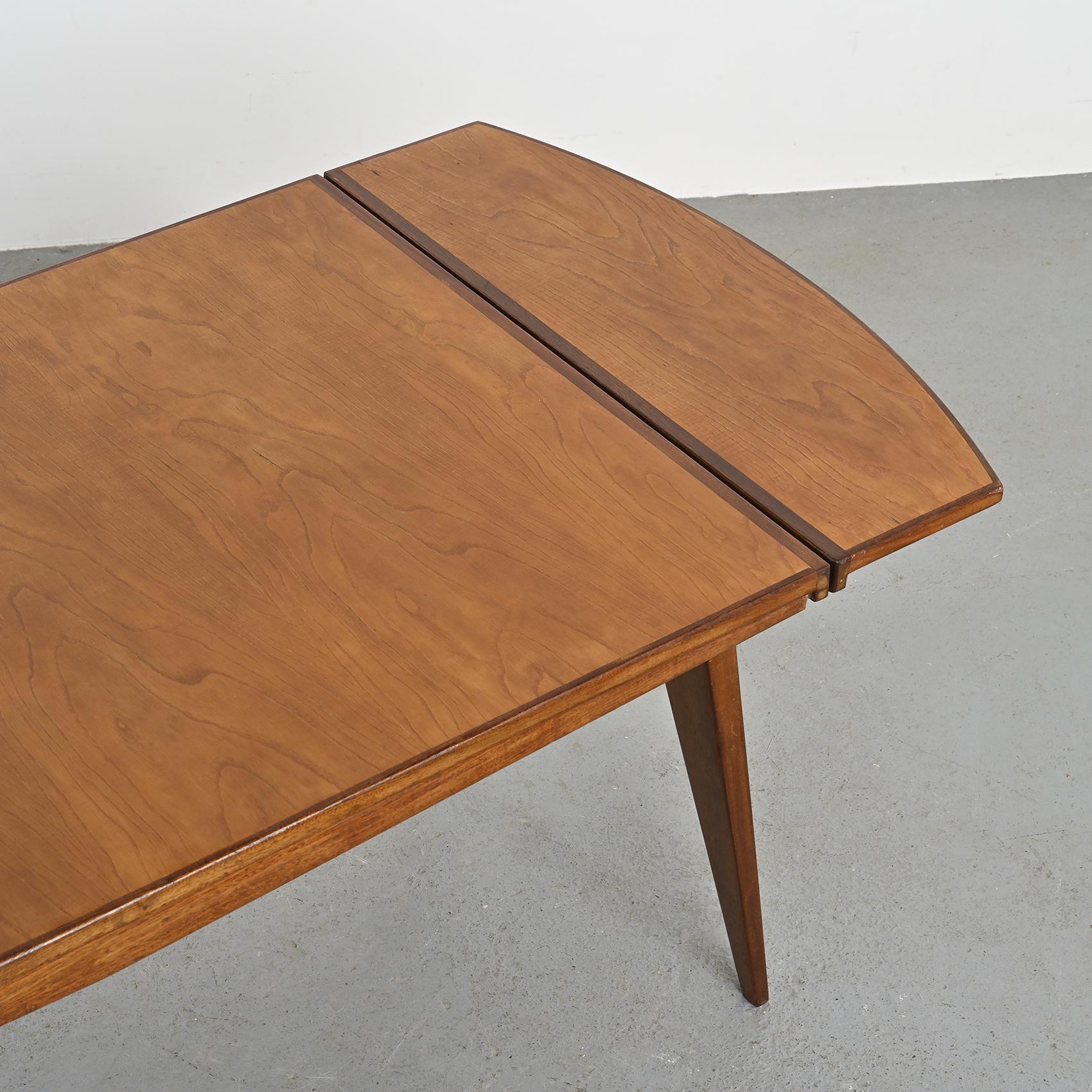 Ausziehtisch um 1950 von André Sornay, französischer Designer und Möbelschreiner, bekannt für seine modernen Kreationen, die hochwertige Materialien mit einer klaren Ästhetik verbinden.

Dieser Tisch zeichnet sich durch einfache, ausgewogene Linien