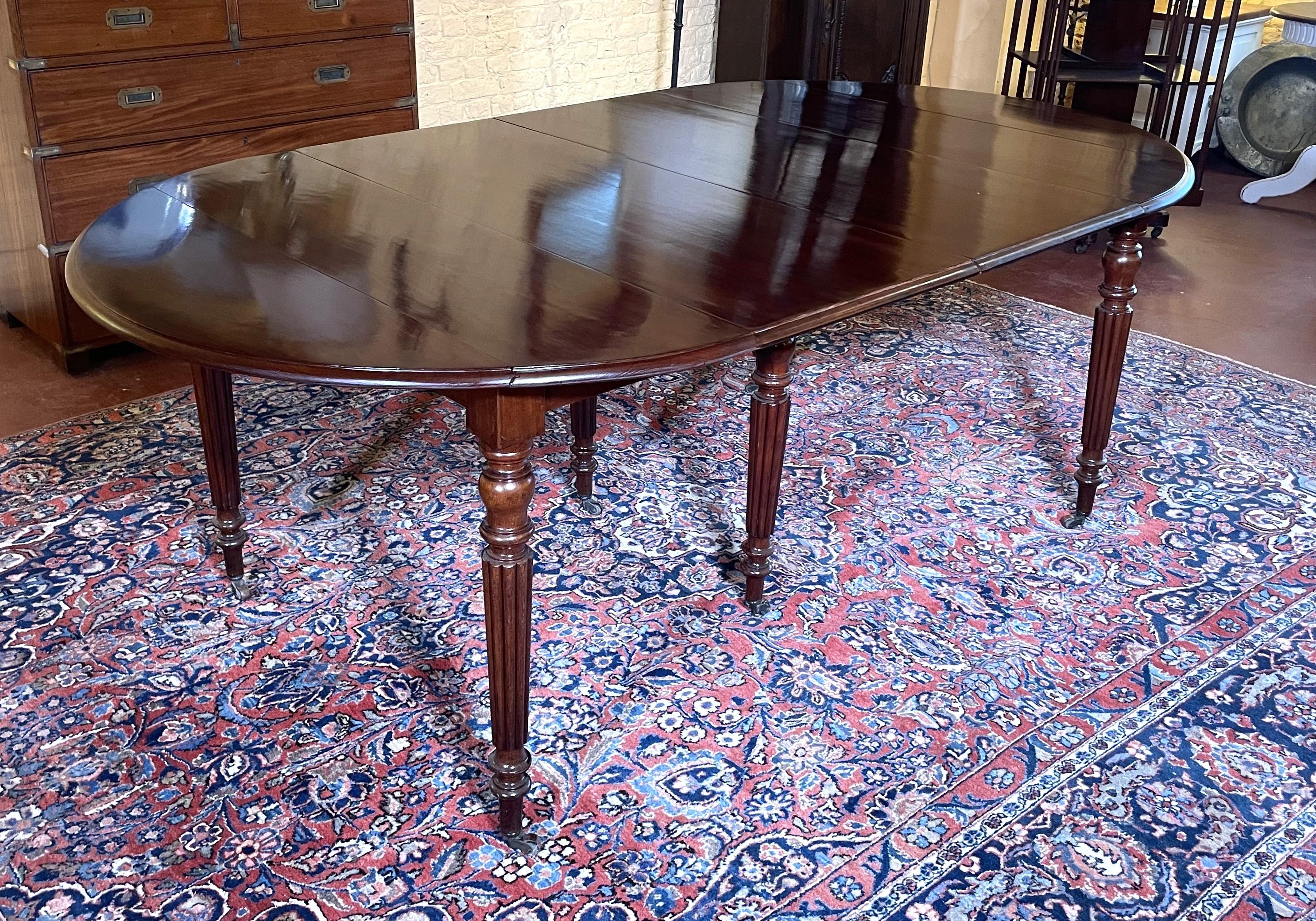 Superb 19th century dining room table in solid mahogany
Very beautiful solid mahogany top which was hand polished in our workshops with a very beautiful flame.
The table has two solid mahogany extensions in the same tone. This allows you to present
