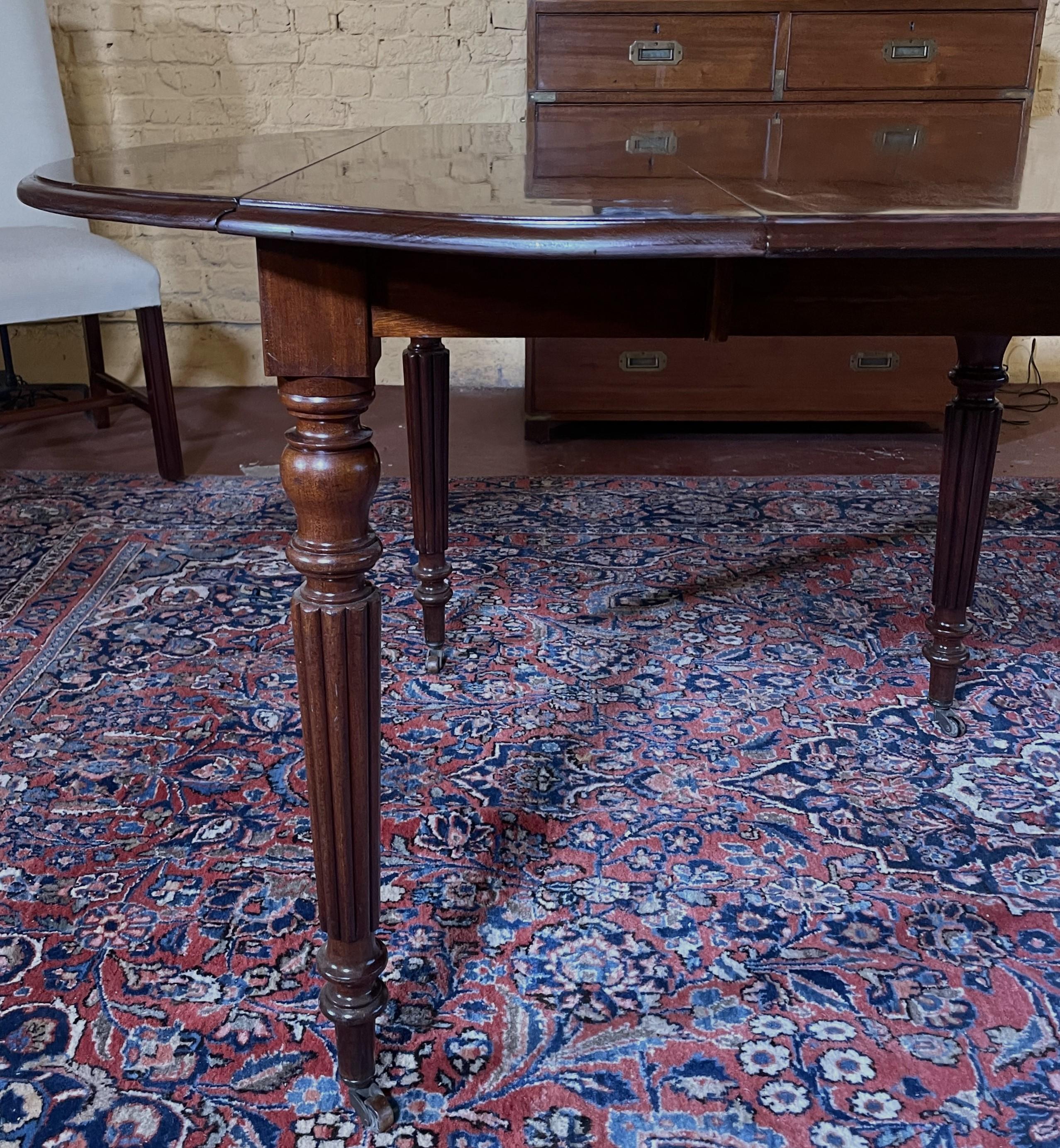 Mahogany Extending Table From The 19th Century In Good Condition For Sale In Brussels, Brussels