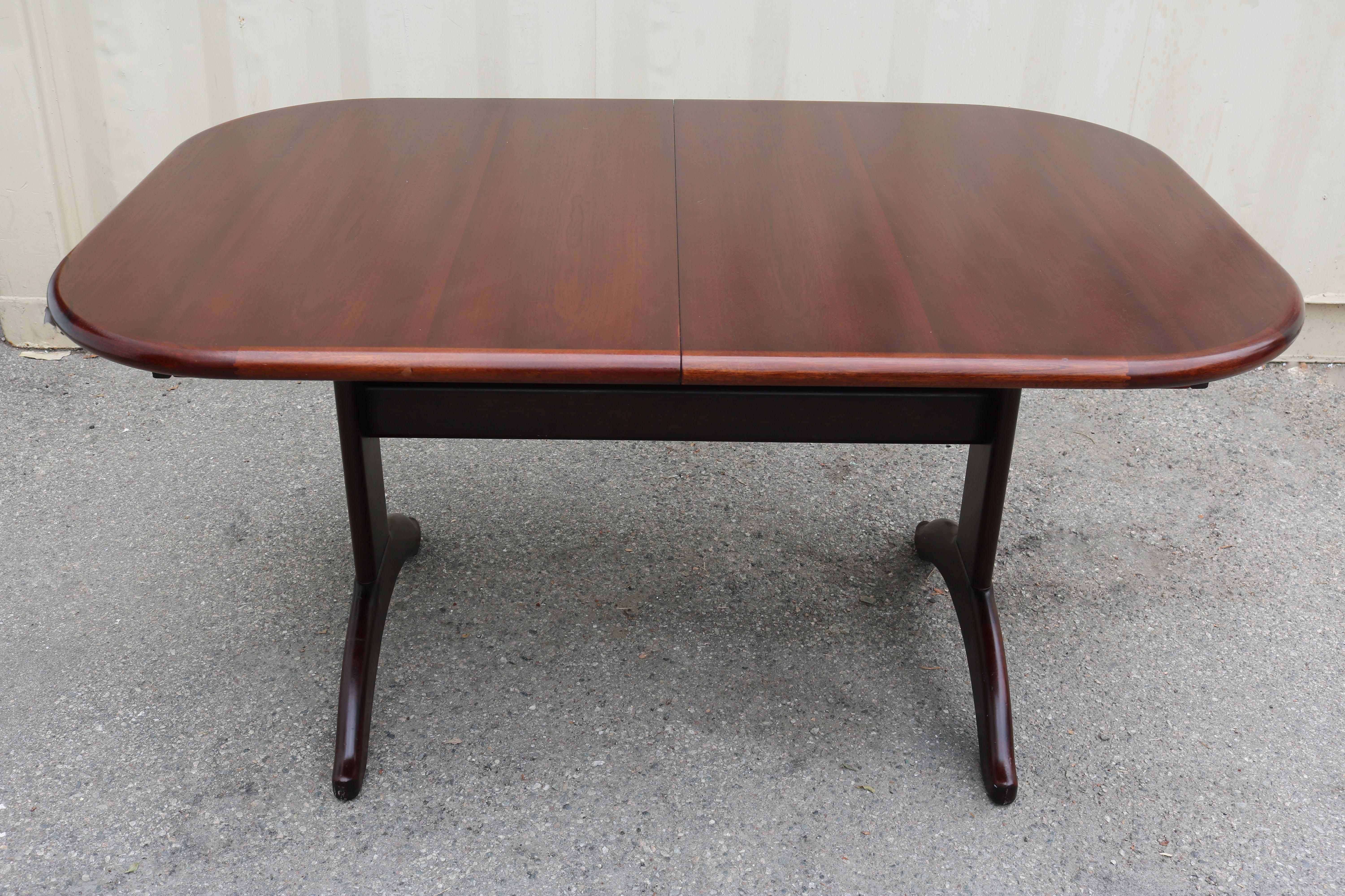American Mahogany Dining Table with Two Leaves