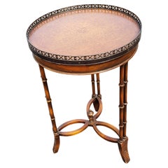 Tavolino Gueridon in finto bambù di mogano con piano in pelle