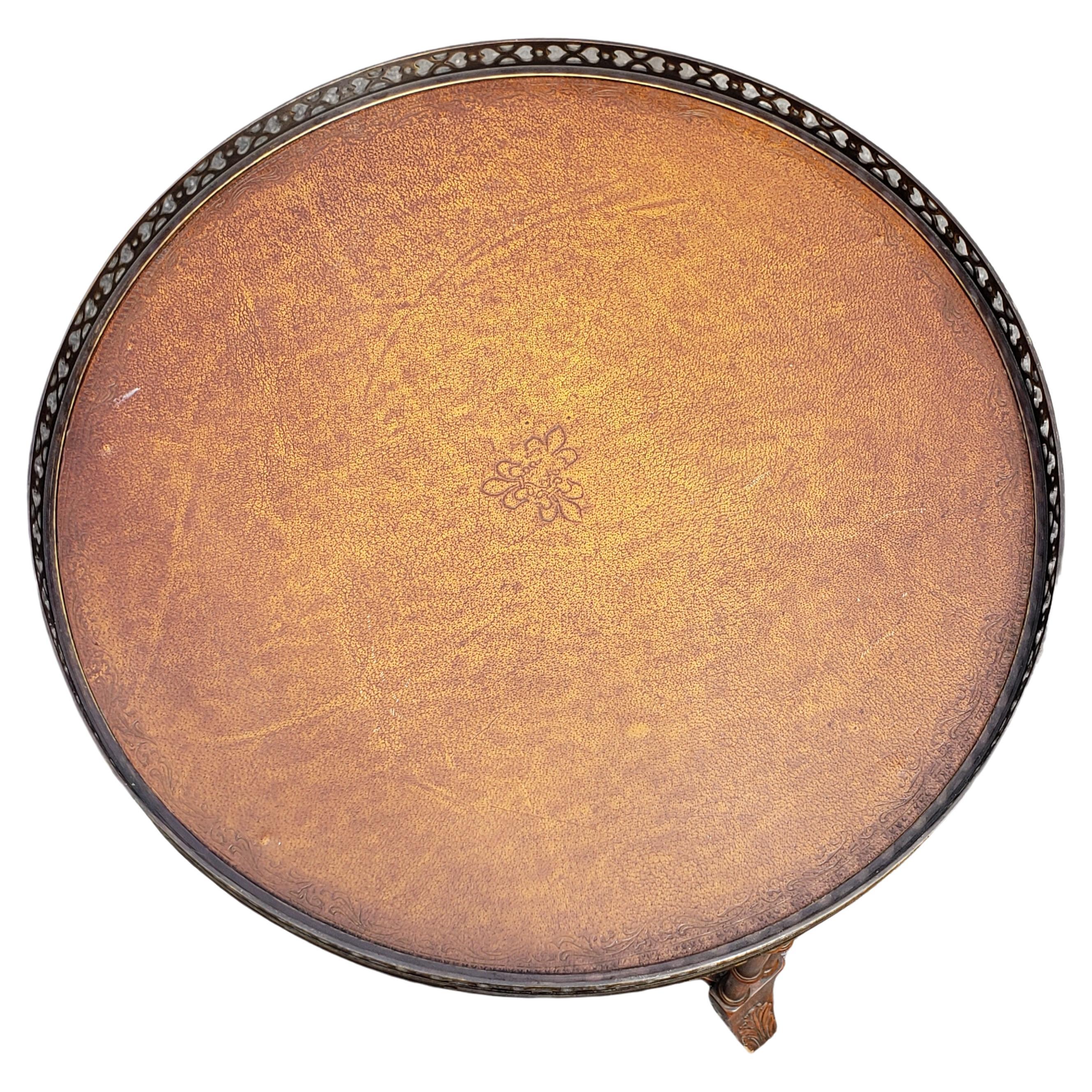 Mid-Century Modern Guéridon d'appoint en acajou et faux bambou à plateau en cuir avec galerie en vente