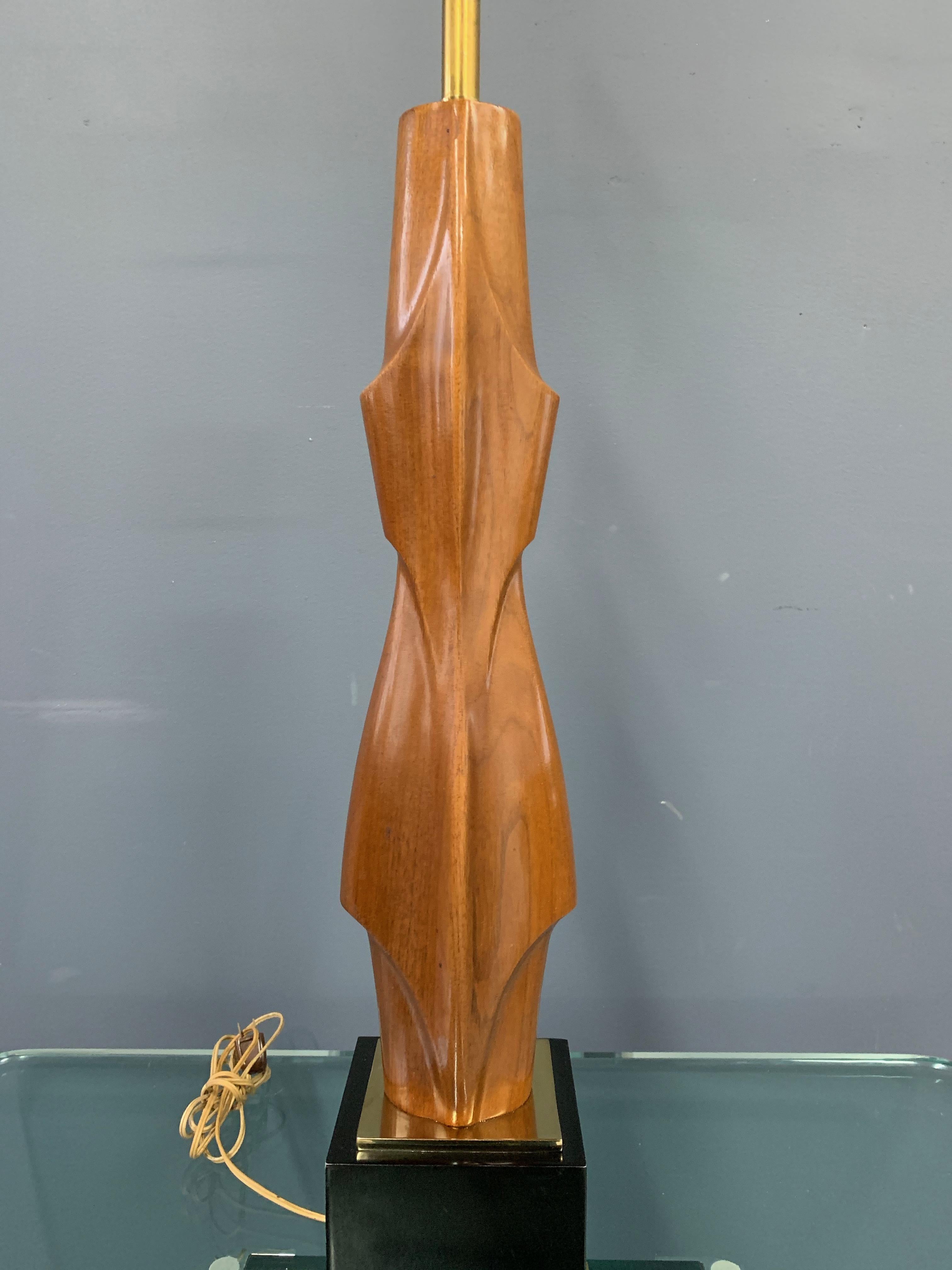 Mahagoni-Figurenlampe aus der Mitte des Jahrhunderts von Laurel Lamp Co (Moderne der Mitte des Jahrhunderts) im Angebot