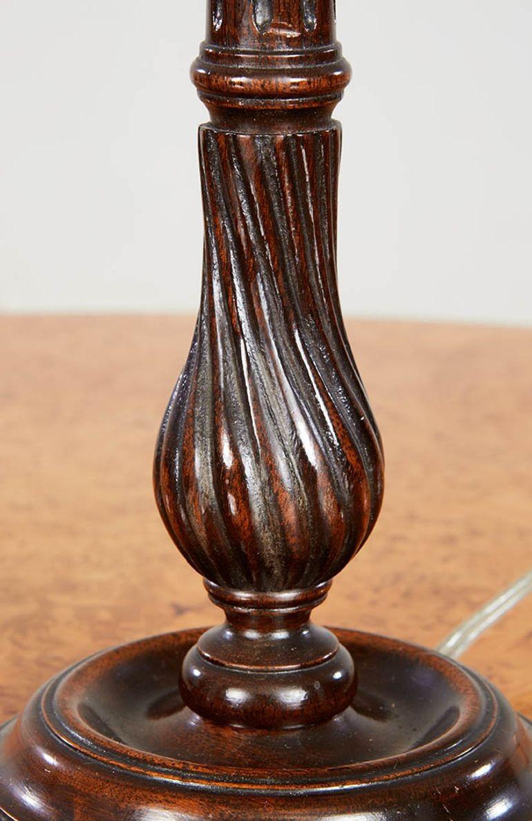 Ottone Lampade a candeliere scanalate in mogano in vendita