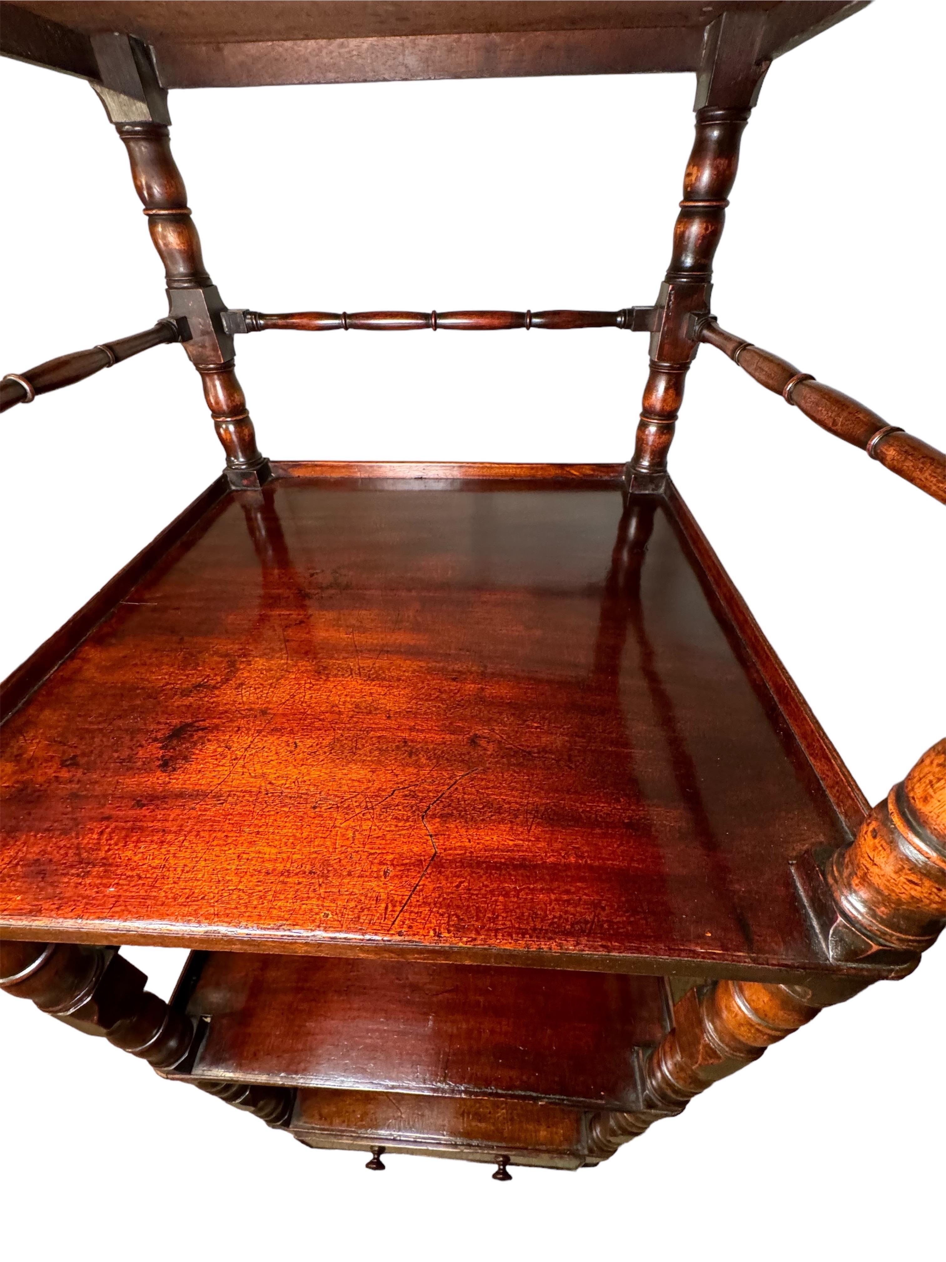 Etapa de caoba de cuatro niveles y un cajón Jorge IV en venta