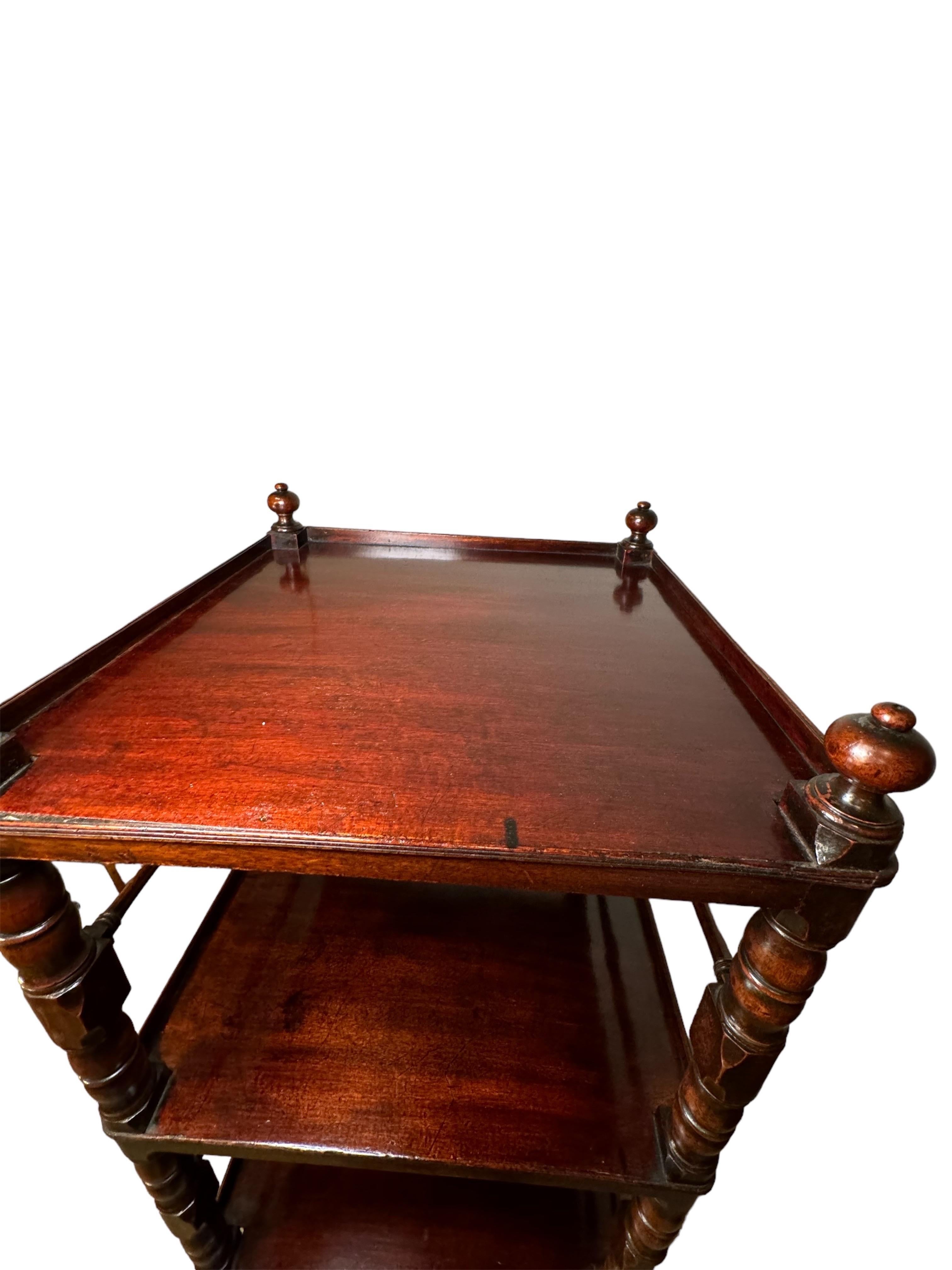Etapa de caoba de cuatro niveles y un cajón Inglés en venta