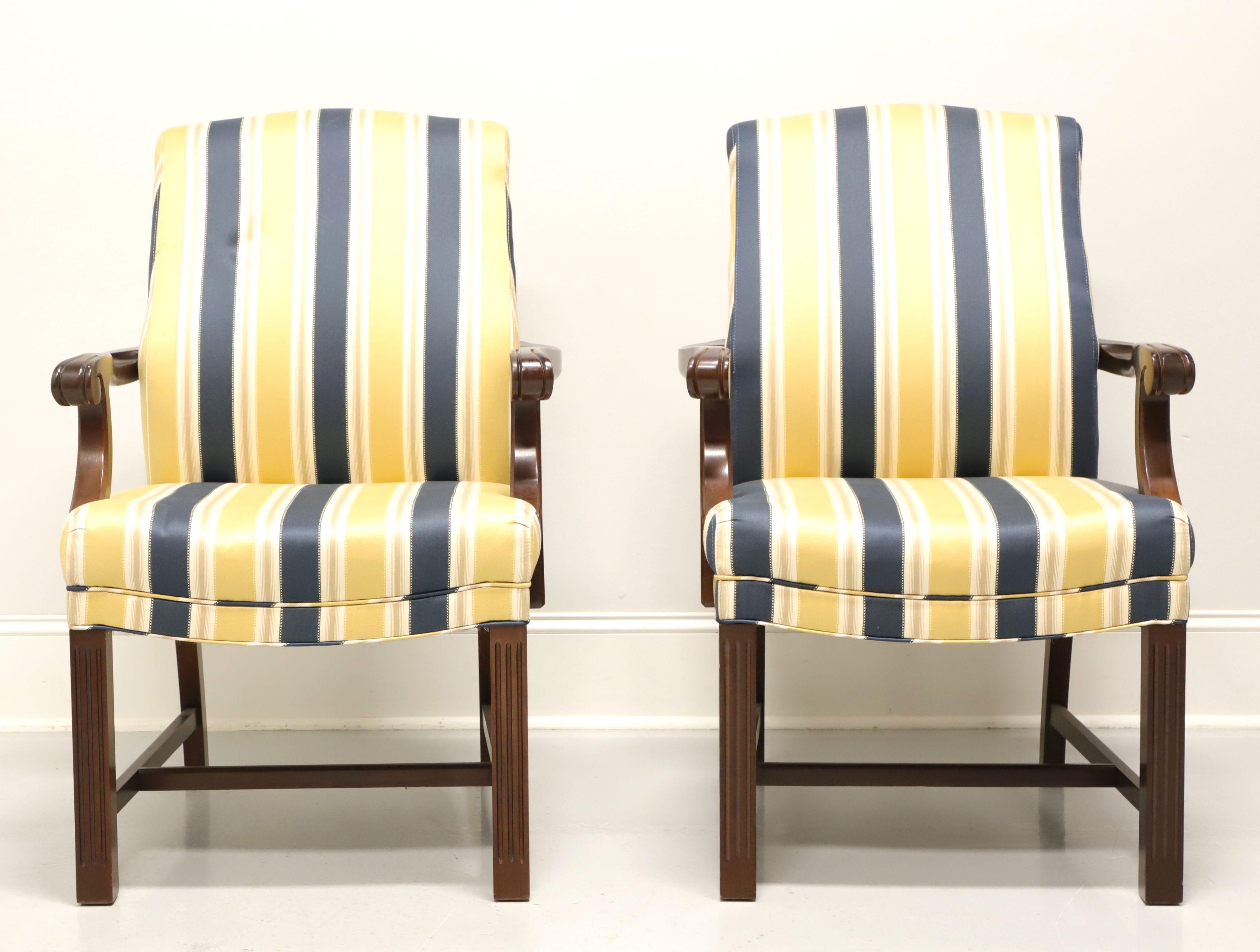 PATRICIAN Chippendale-Sessel mit Mahagoni-Rahmen und blauen und gelben Streifen - Paar B (amerikanisch) im Angebot