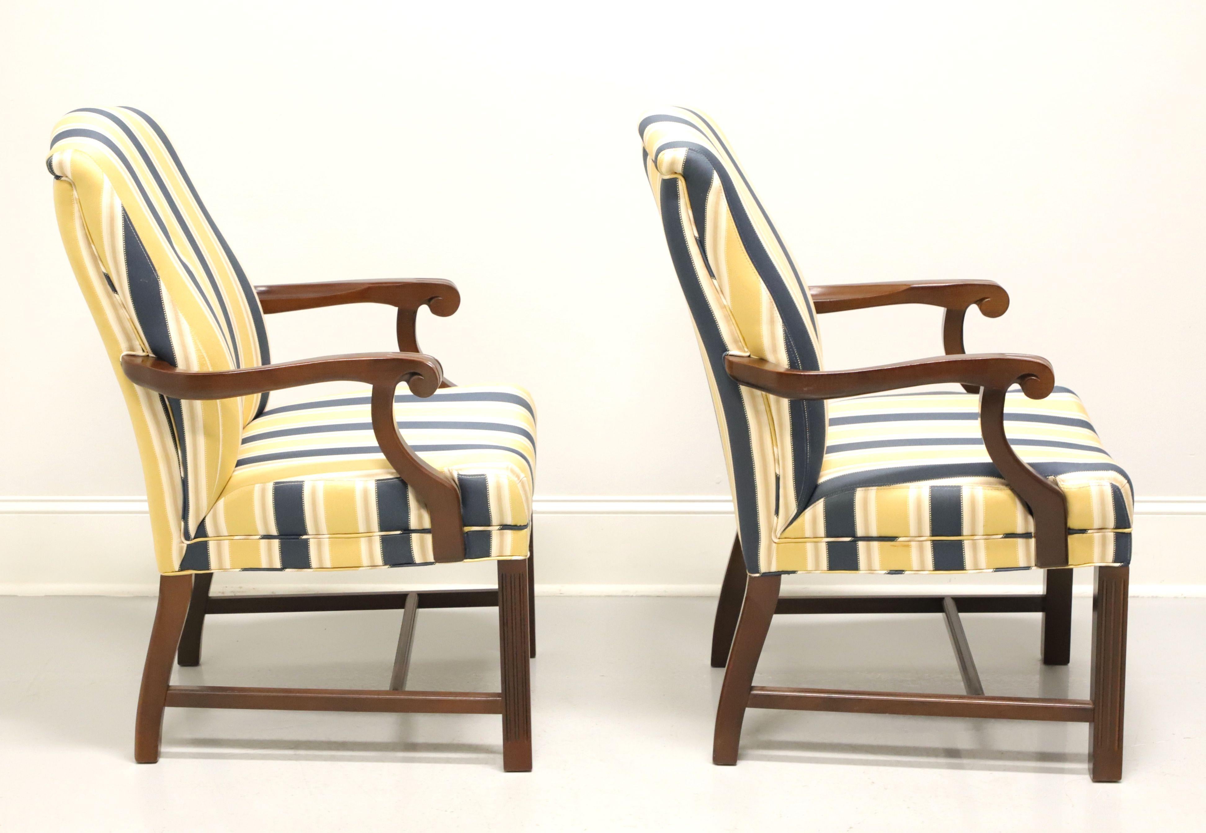 PATRICIAN Chippendale-Sessel mit Mahagoni-Rahmen und blauen und gelben Streifen - Paar B im Zustand „Gut“ im Angebot in Charlotte, NC