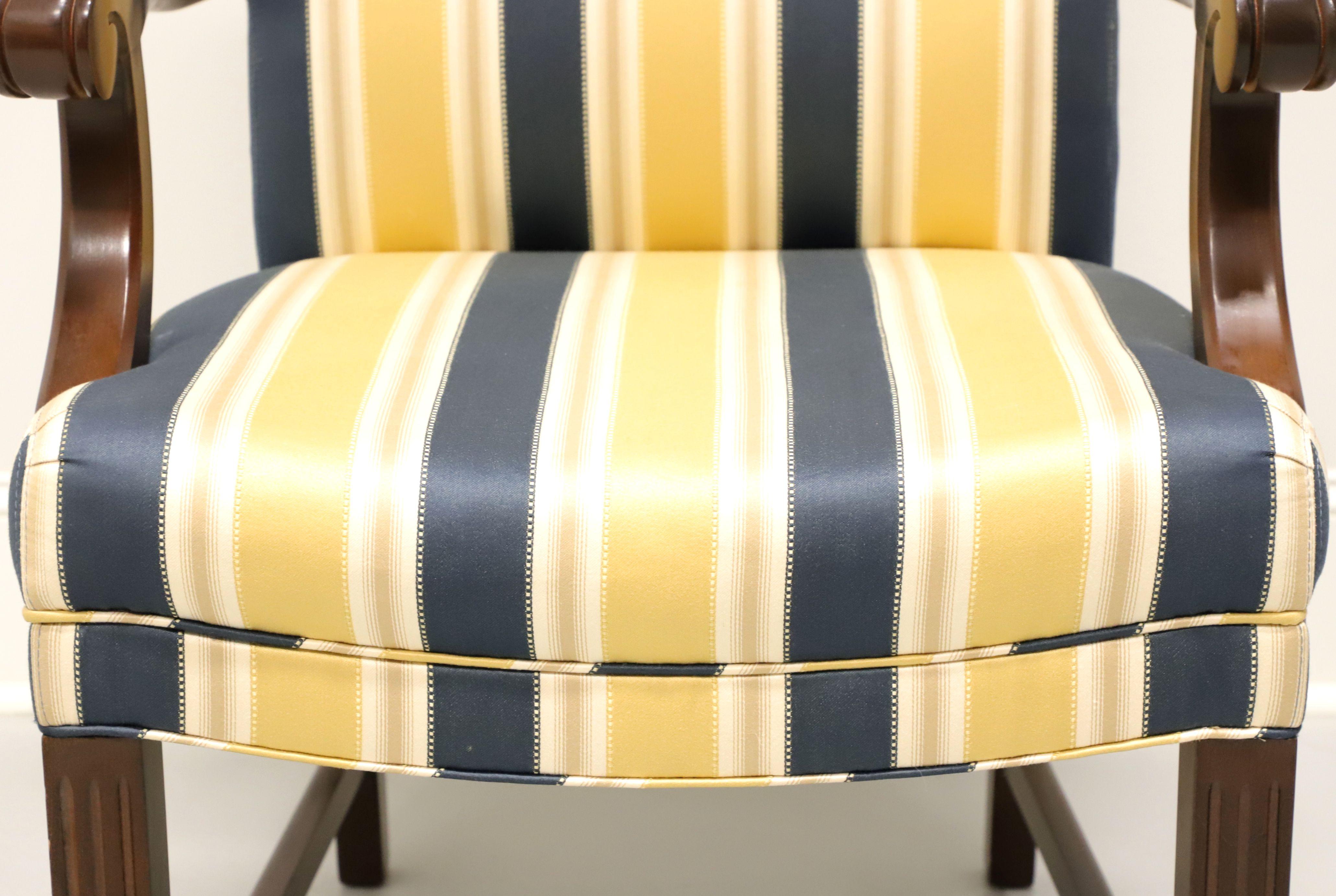 PATRICIAN Chippendale-Sessel mit Mahagoni-Rahmen und blauen und gelben Streifen - Paar B im Angebot 3