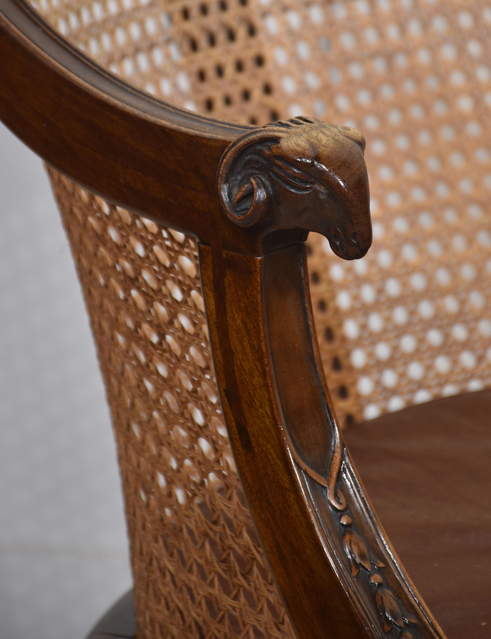 Sillón de bañera bergere con marco de caoba siglo XX