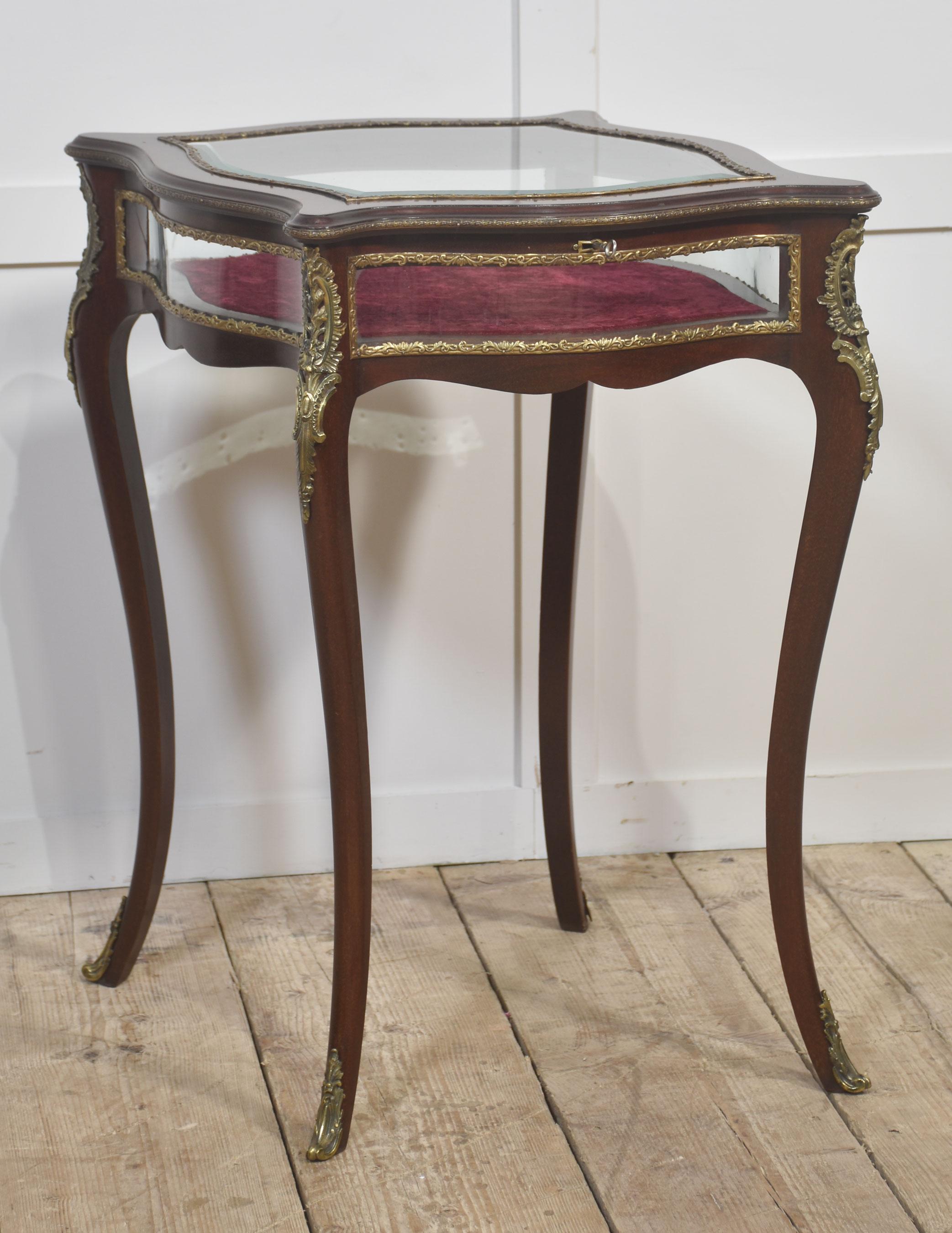 Francese Tavolo Bijouterie con cornice in mogano in vendita