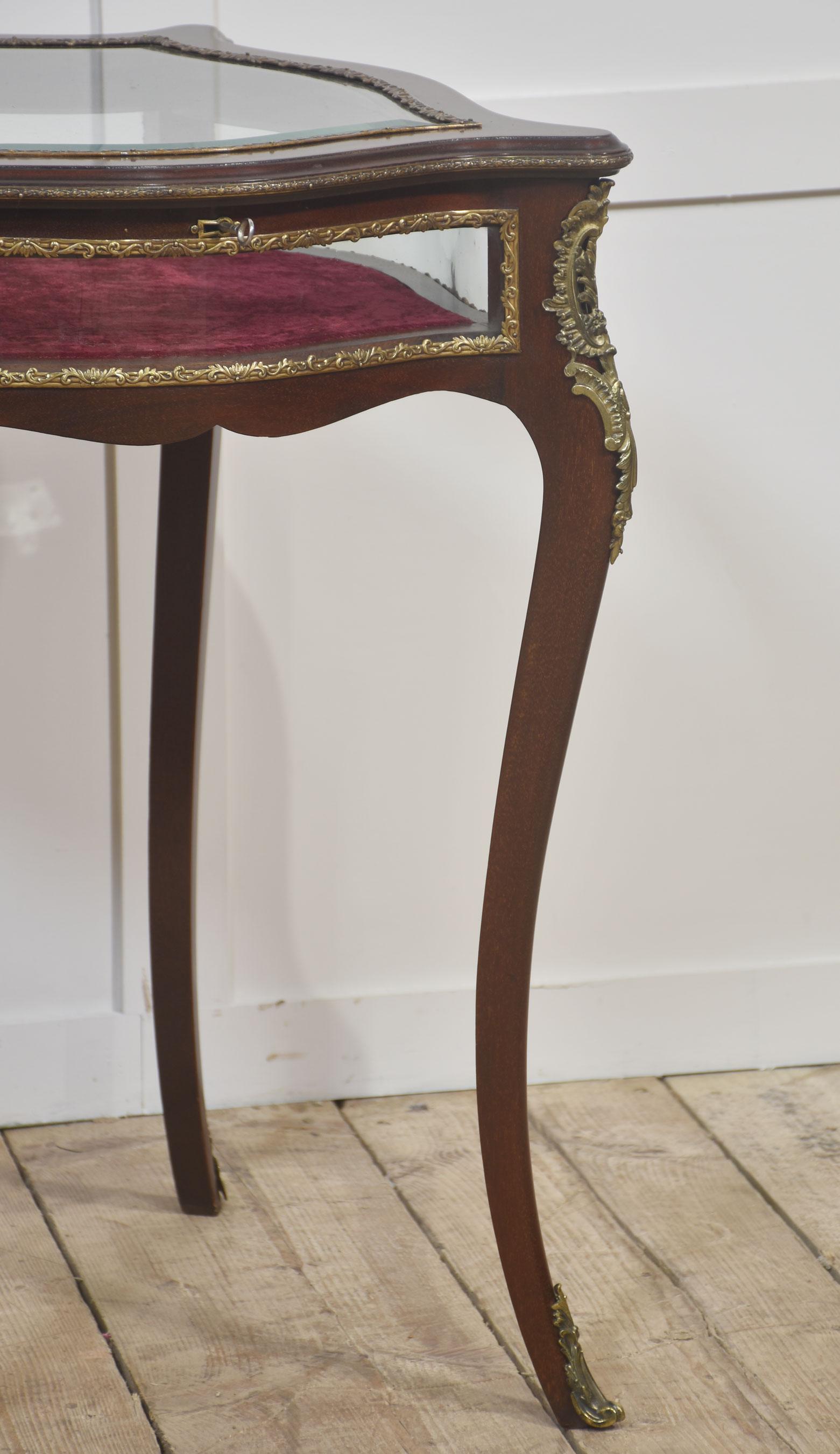 XX secolo Tavolo Bijouterie con cornice in mogano in vendita